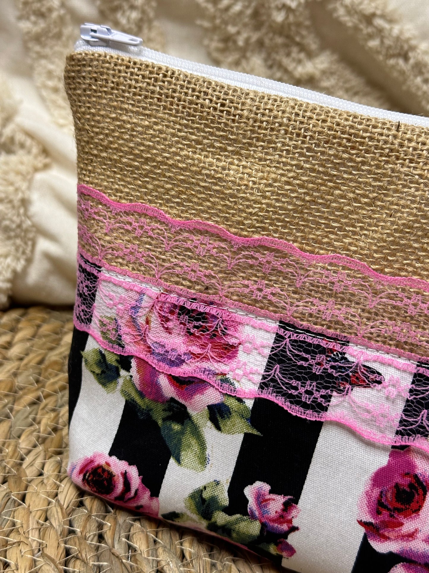 Trousse Bella - « Fleurs » Noire et Rose