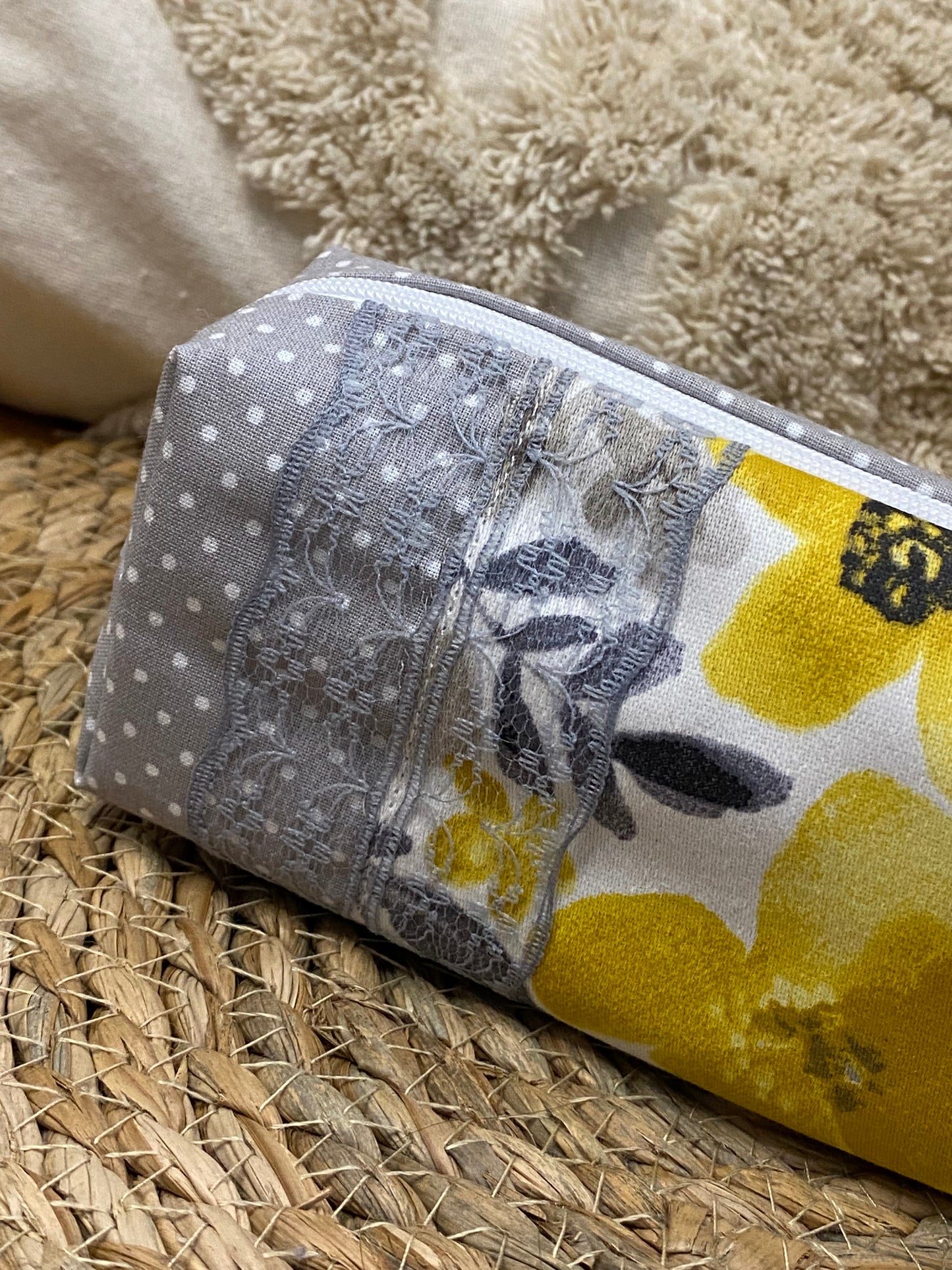 Trousse Serena - « Fleurs » Grise