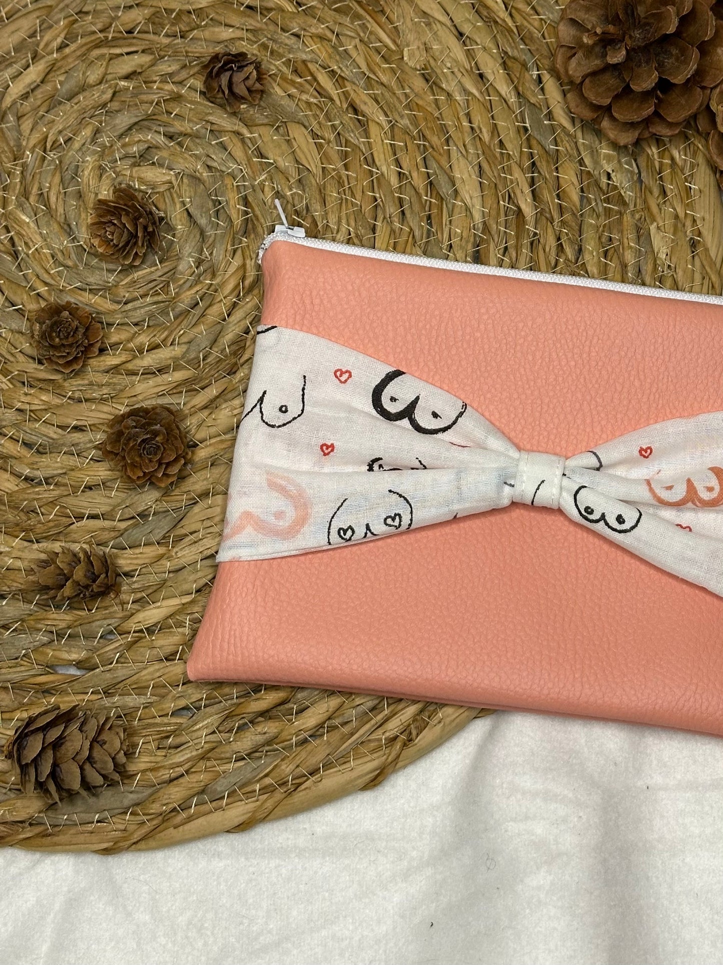 Trousse Anastasia - « Boobs » Corail