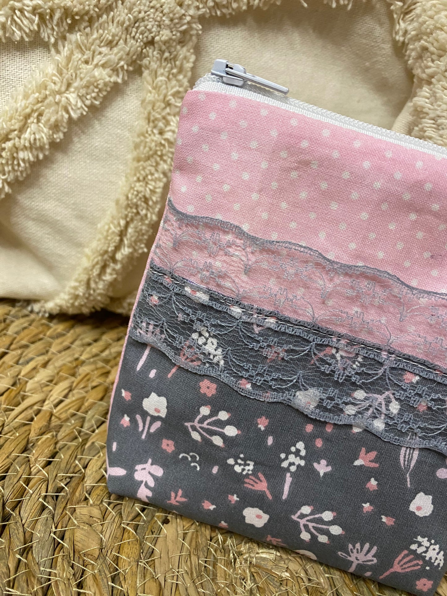 Trousse Ivana - « Fleurs » Grise et Rose