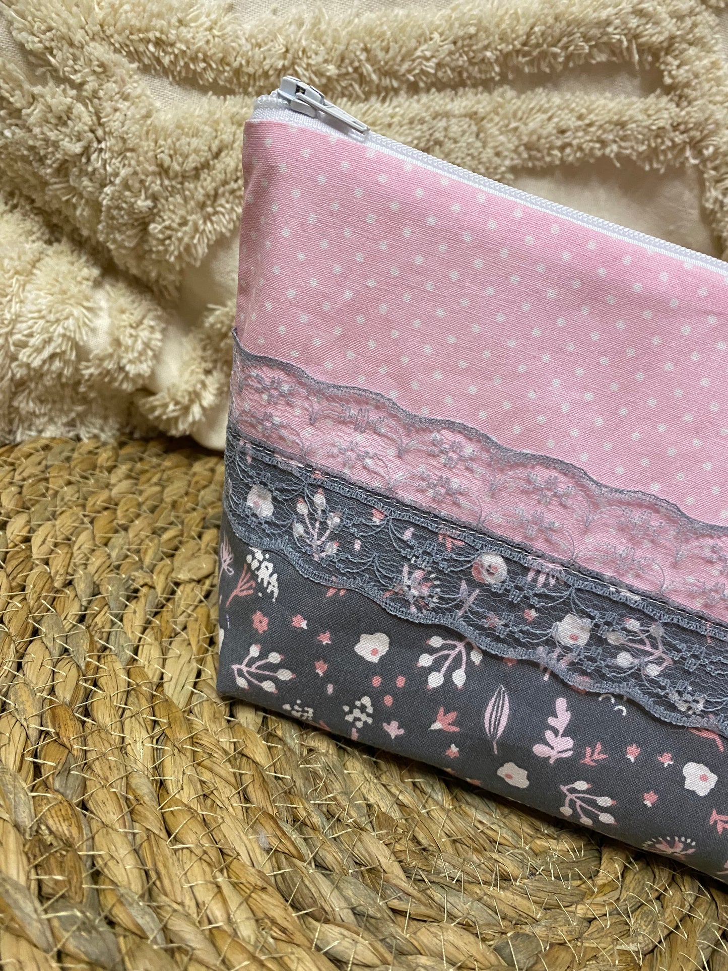 Trousse Amélia - « Fleurs » Grise et Rose