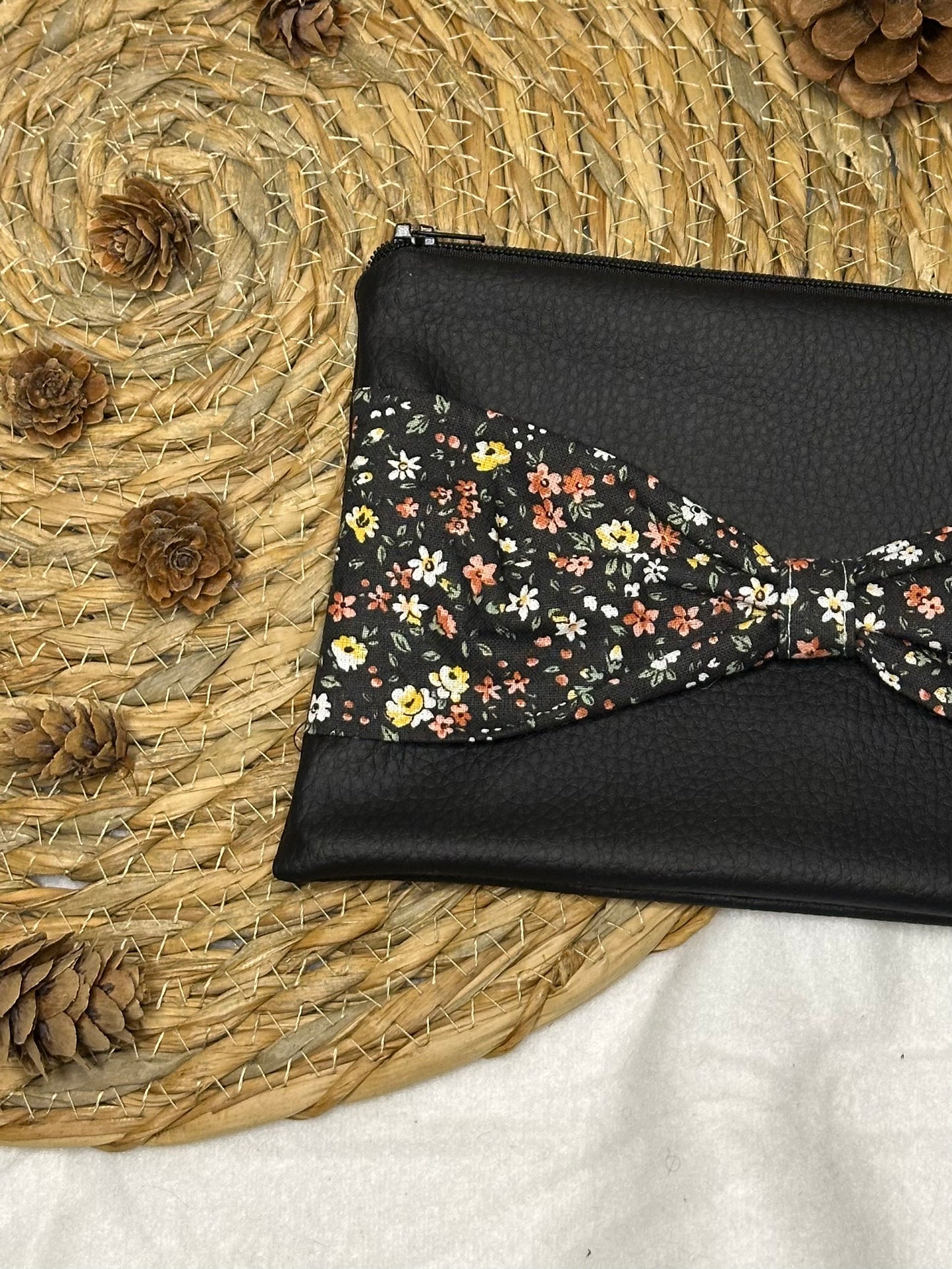 Trousse Anastasia - « Fleurs » Noire