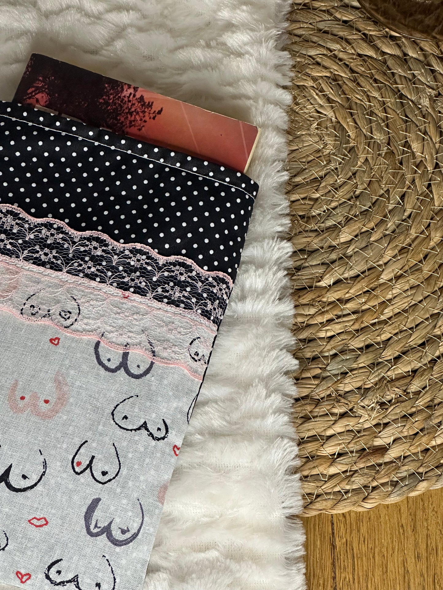 Pochette à livre Adrianna - « Boobs » Noire et Rose