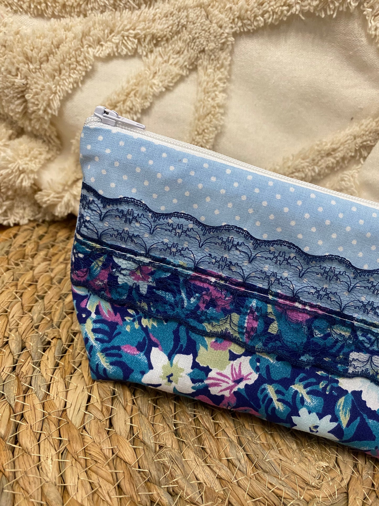 Trousse Virginia - « Fleurs » Bleu ciel et Bleu marine