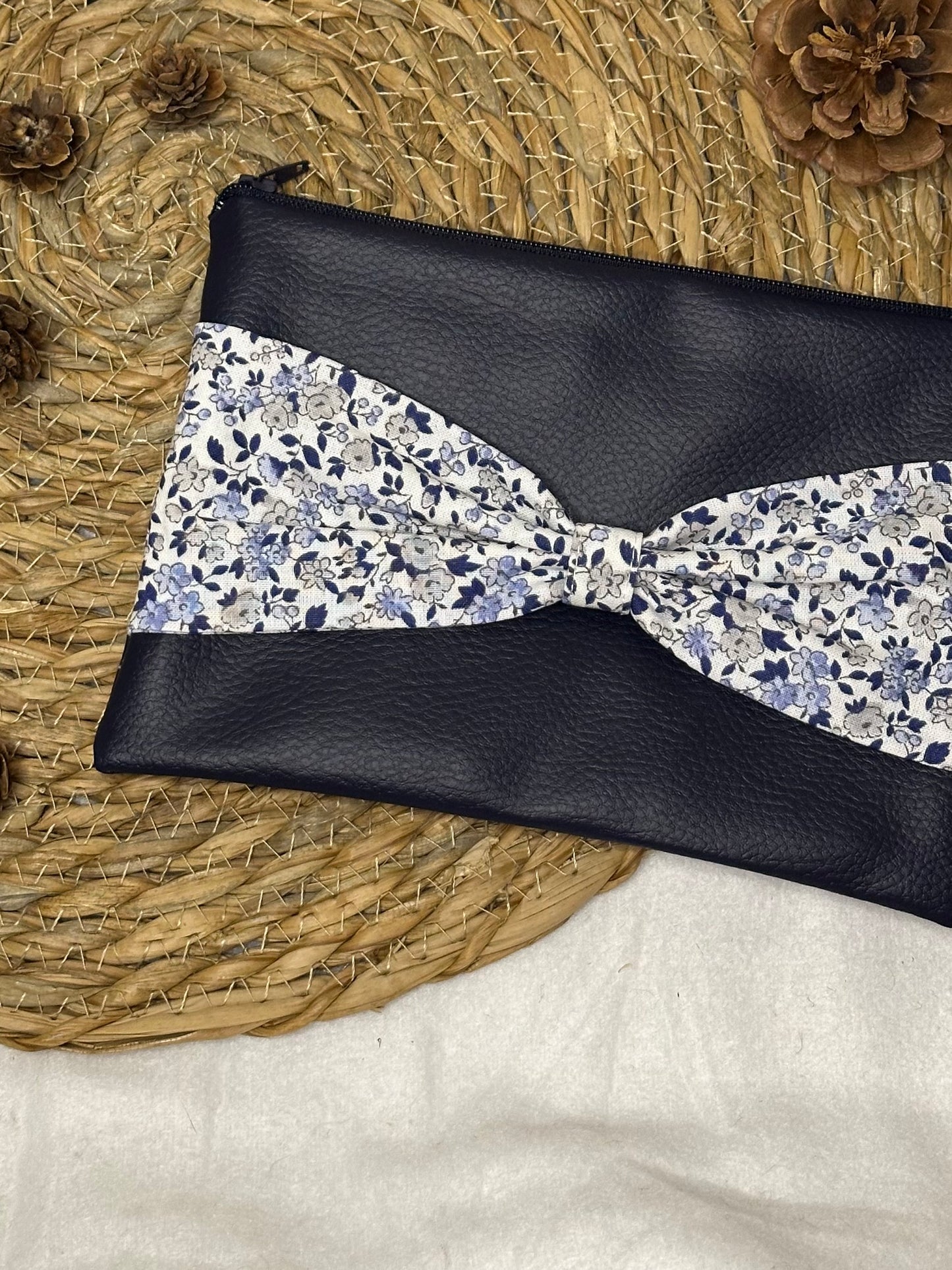 Trousse Anastasia - « Fleurs » Bleue Marine