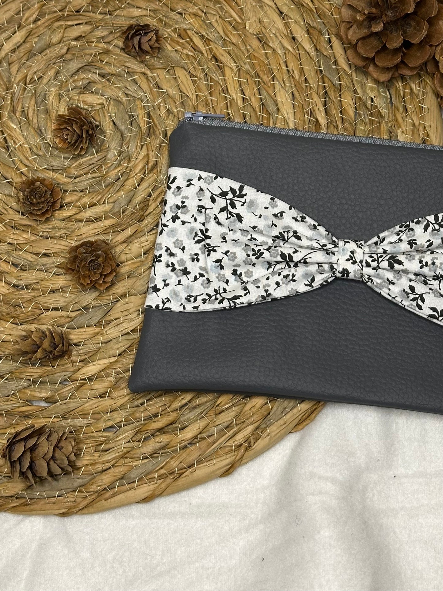 Trousse Anastasia - « Fleurs » Grise