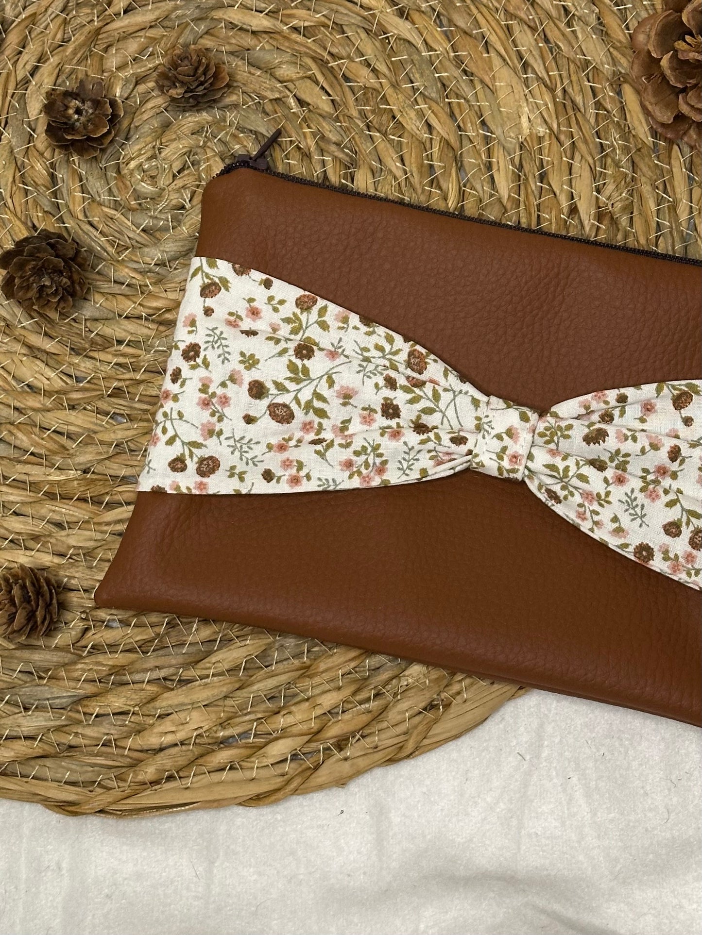 Trousse Anastasia - « Fleurs » Marron