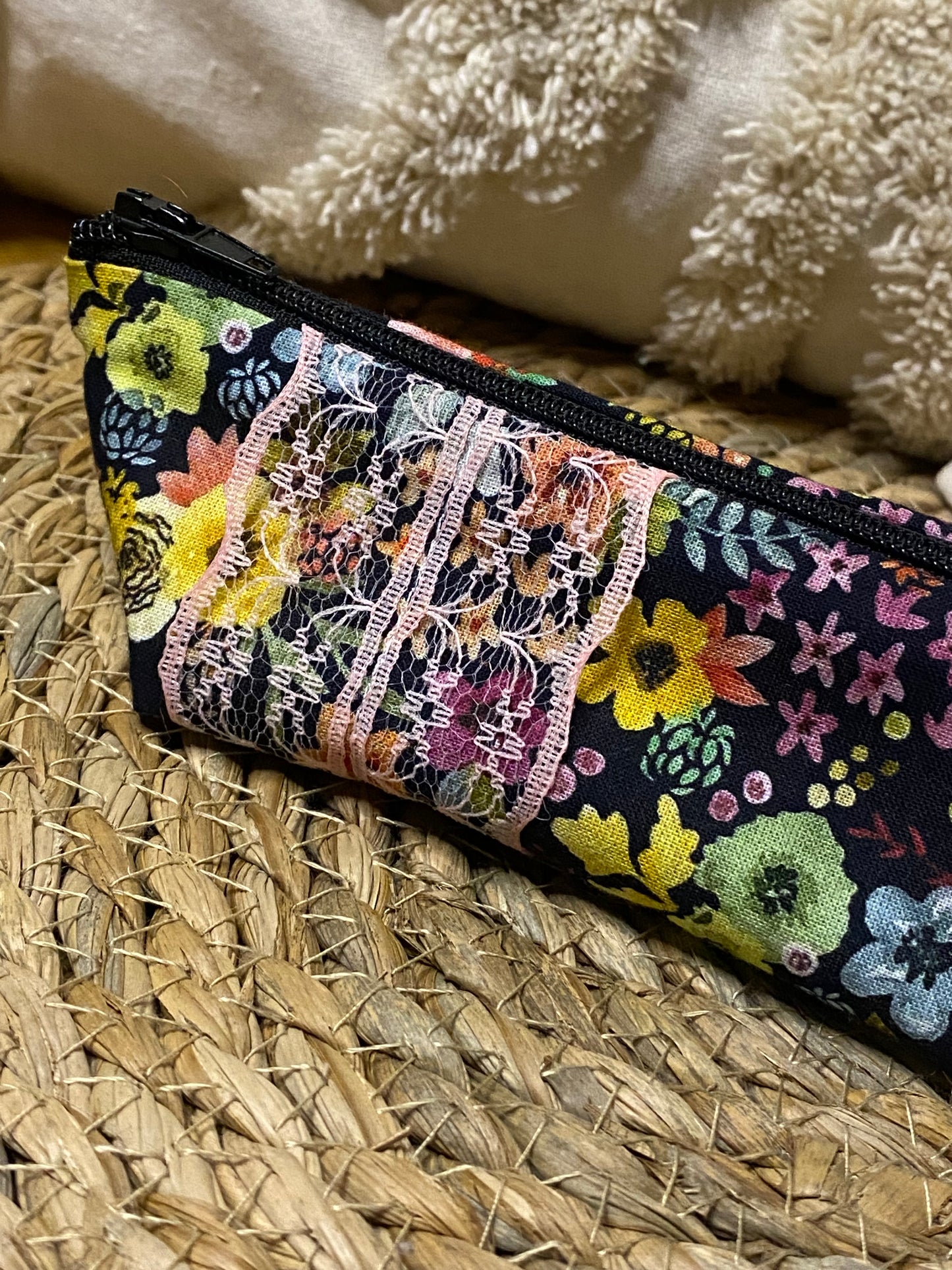 Trousse Olivia - « Fleurs » Noire et Multicolore
