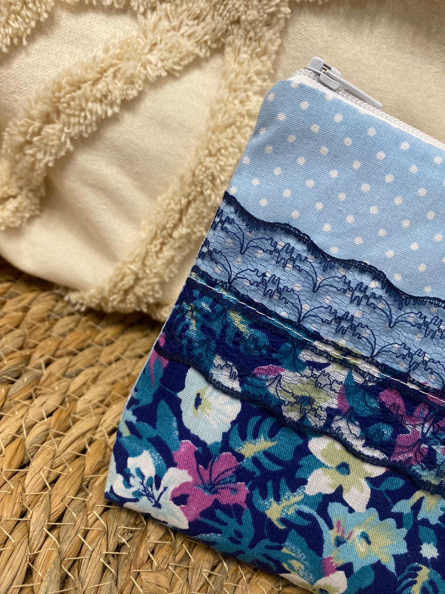 Trousse Ivana - « Fleurs » Bleu ciel et Bleu marine