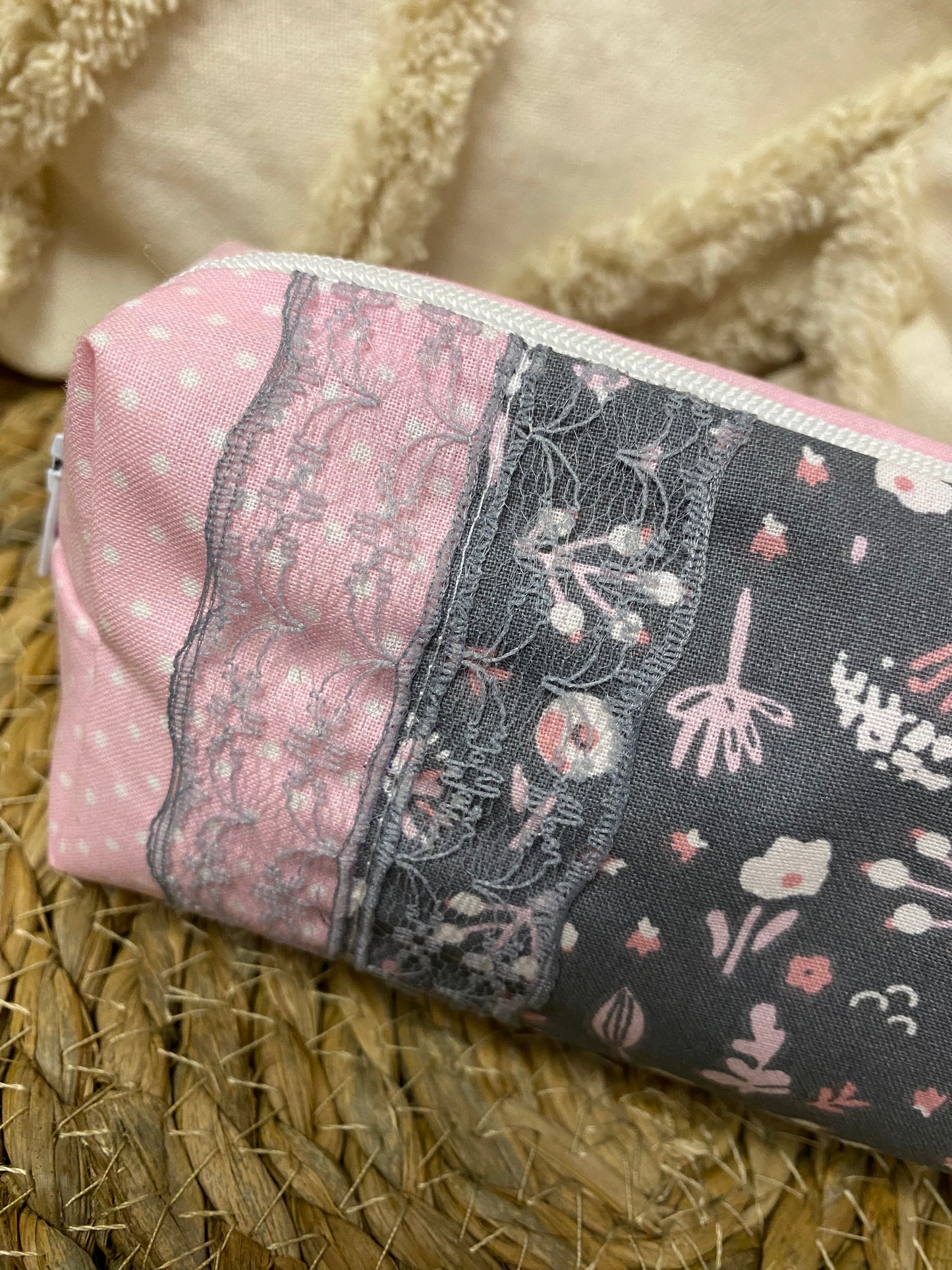 Trousse Serena - « Fleurs » Grise et Rose