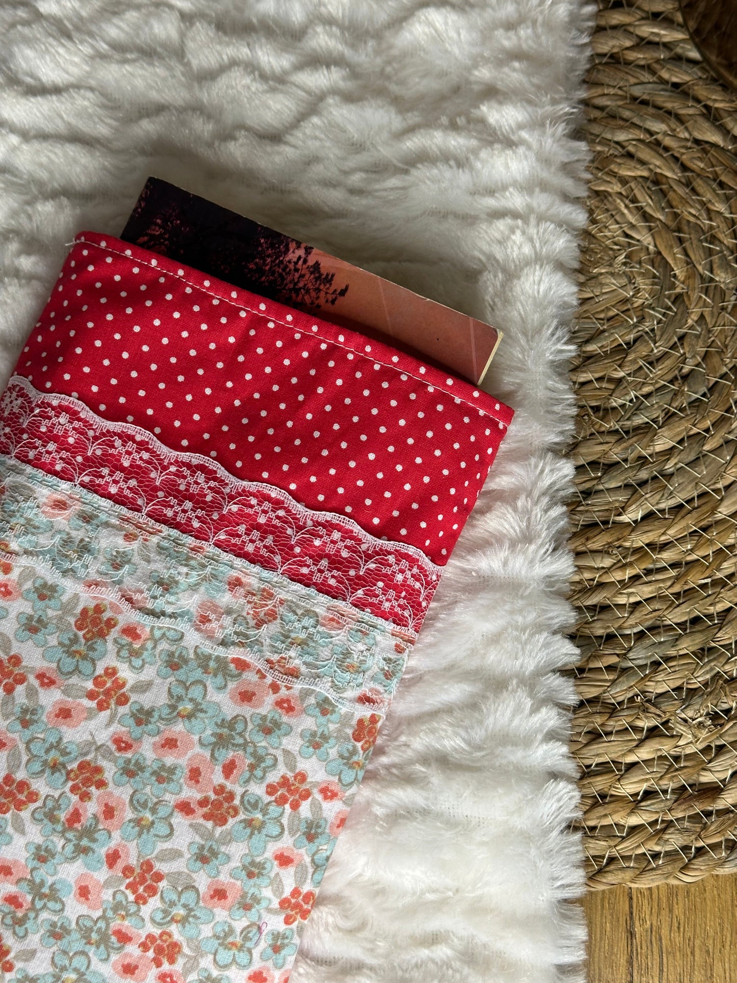 Pochette à livre Adrianna - « Fleurs » Rouge et Bleue