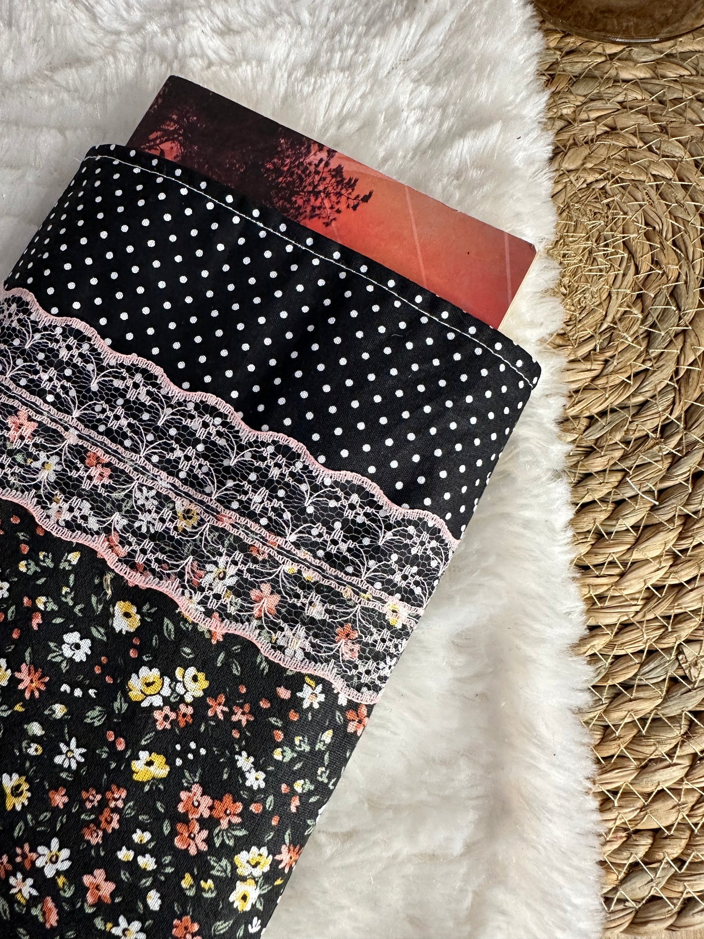 Pochette à livre Adrianna - « Fleurs » Noire et Rose