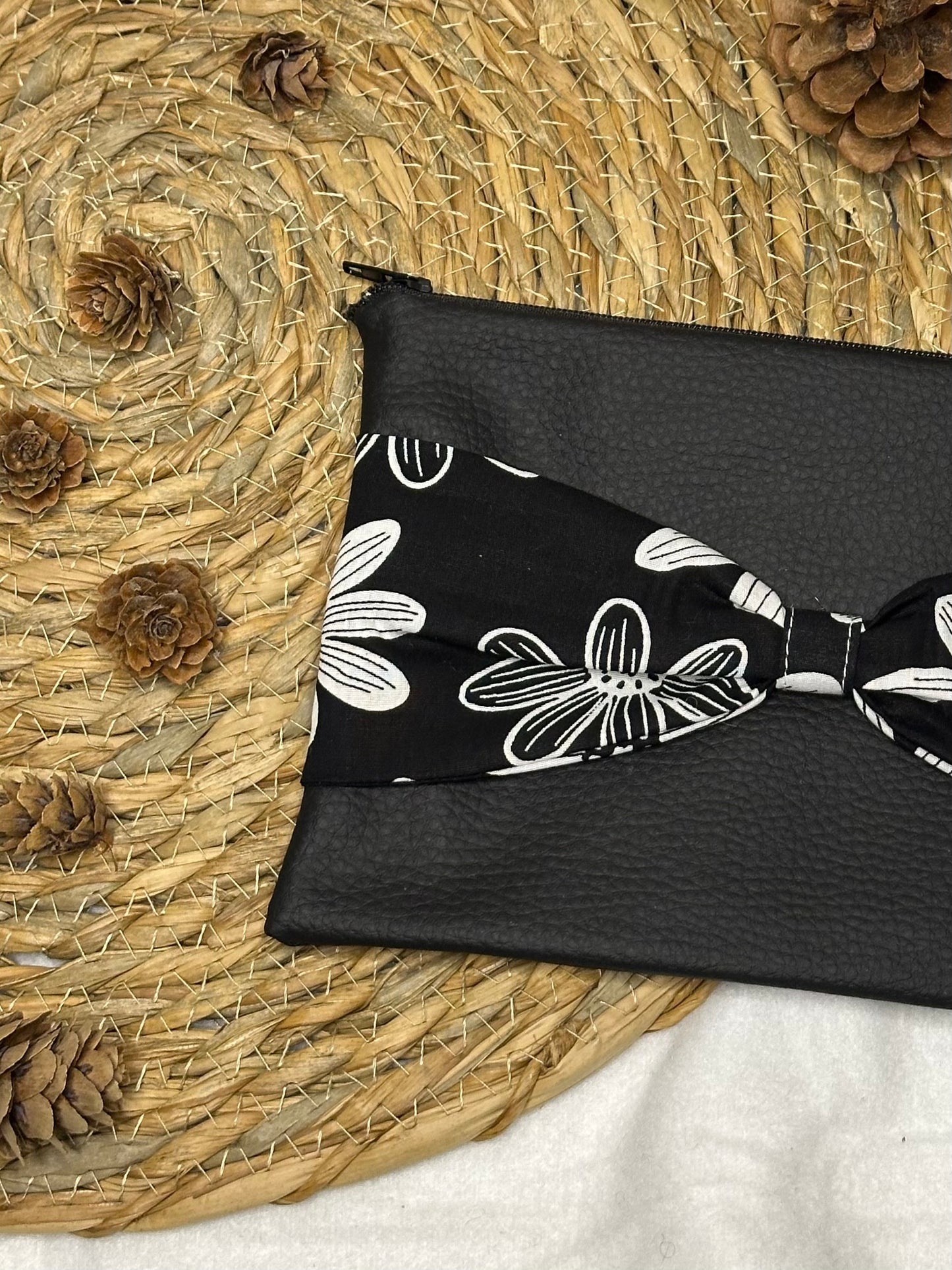 Trousse Anastasia - « Fleurs » Noire