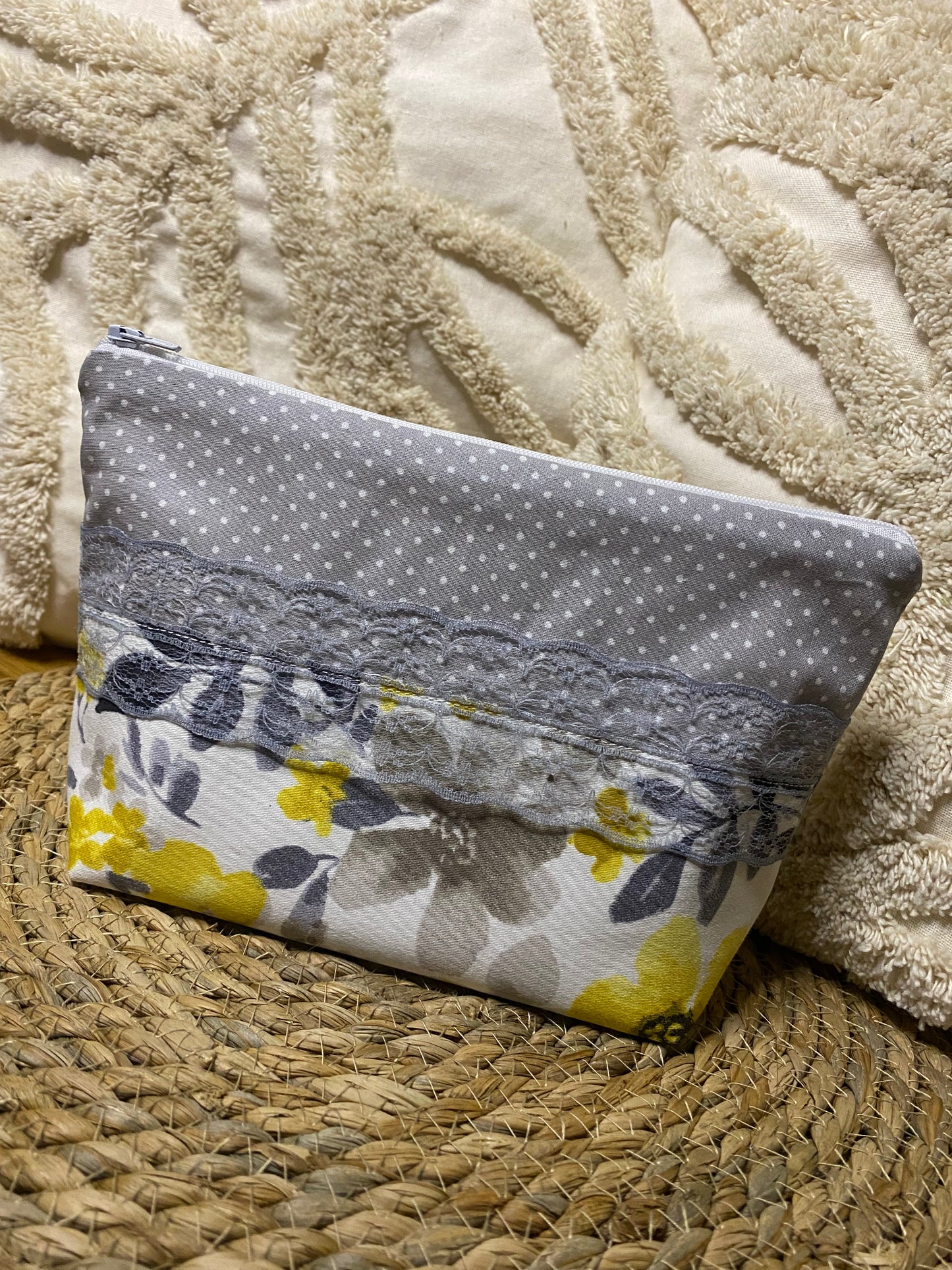 Trousse Amélia - « Fleurs » Grise et Jaune