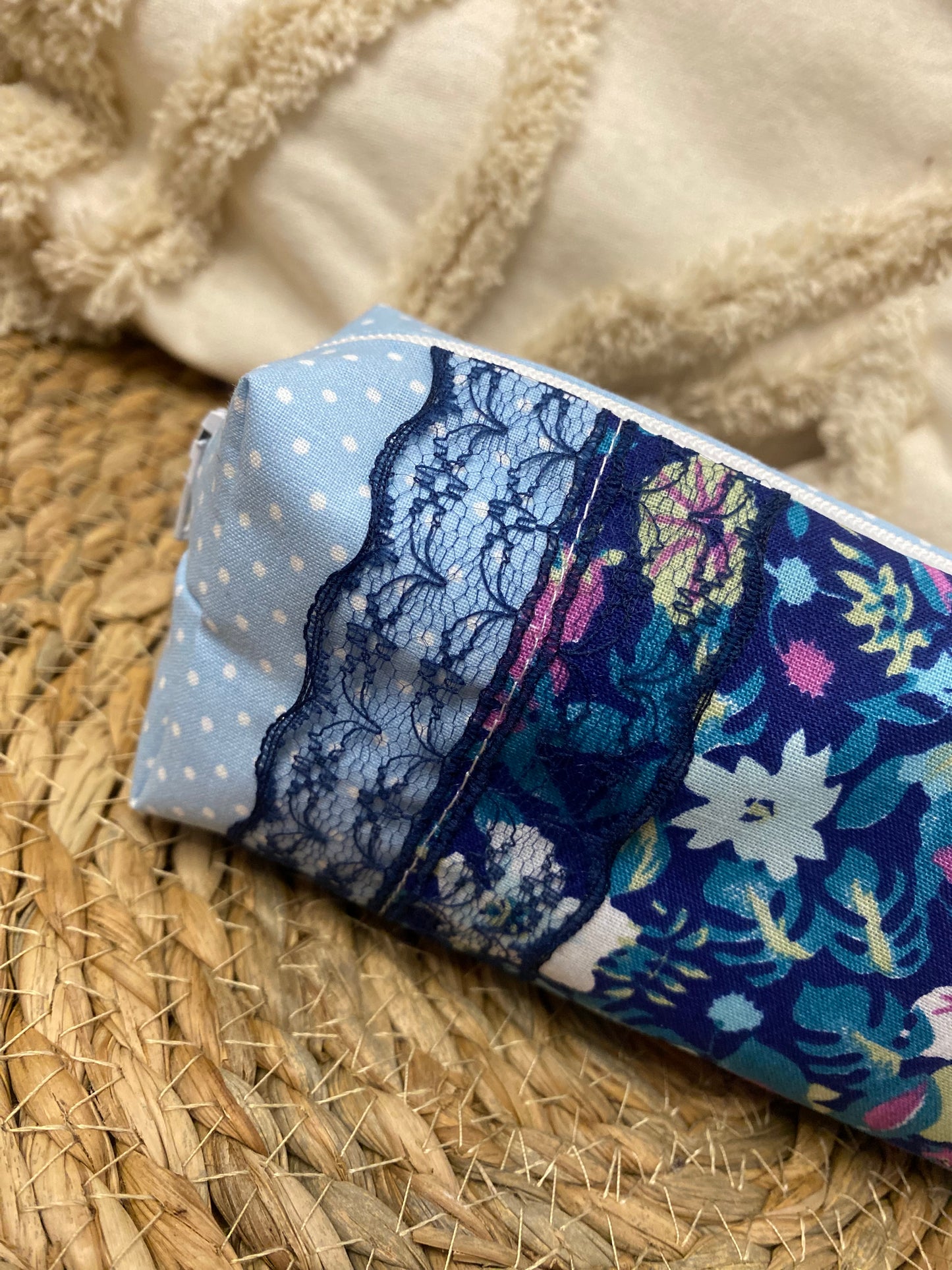 Trousse Serena - « Fleurs » Bleu ciel et Bleu marine