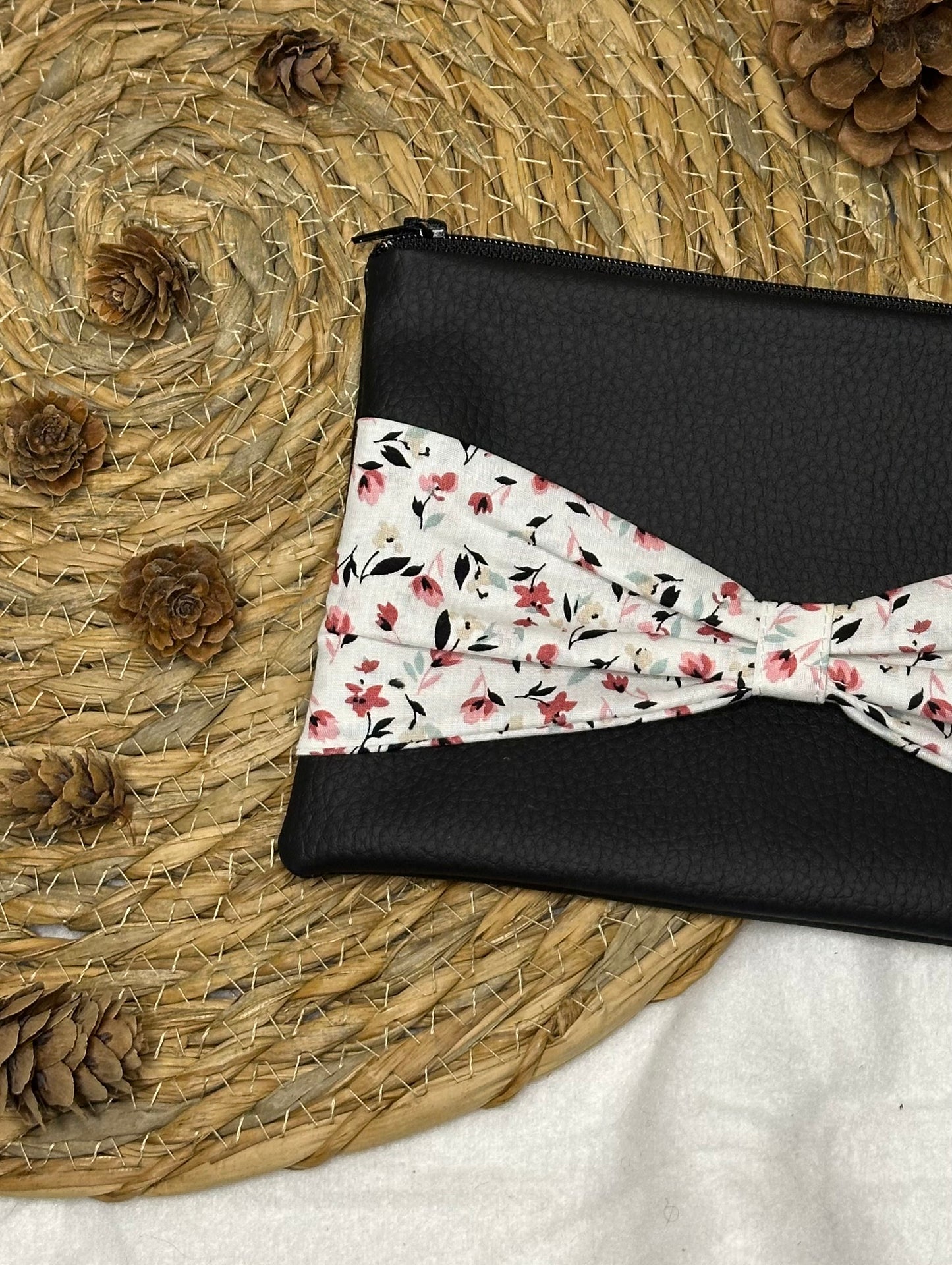 Trousse Anastasia - « Fleurs » Noire