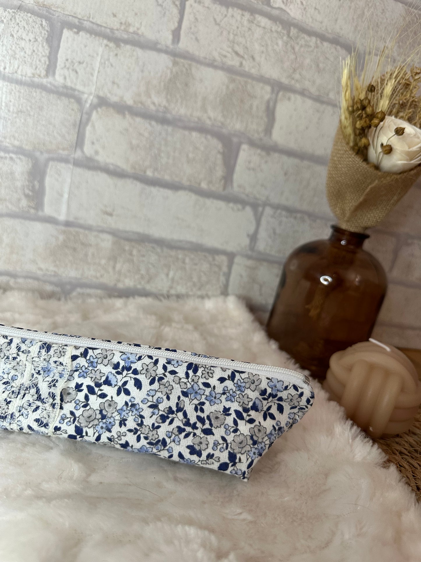 Trousse Olivia - « Fleurs » Bleue