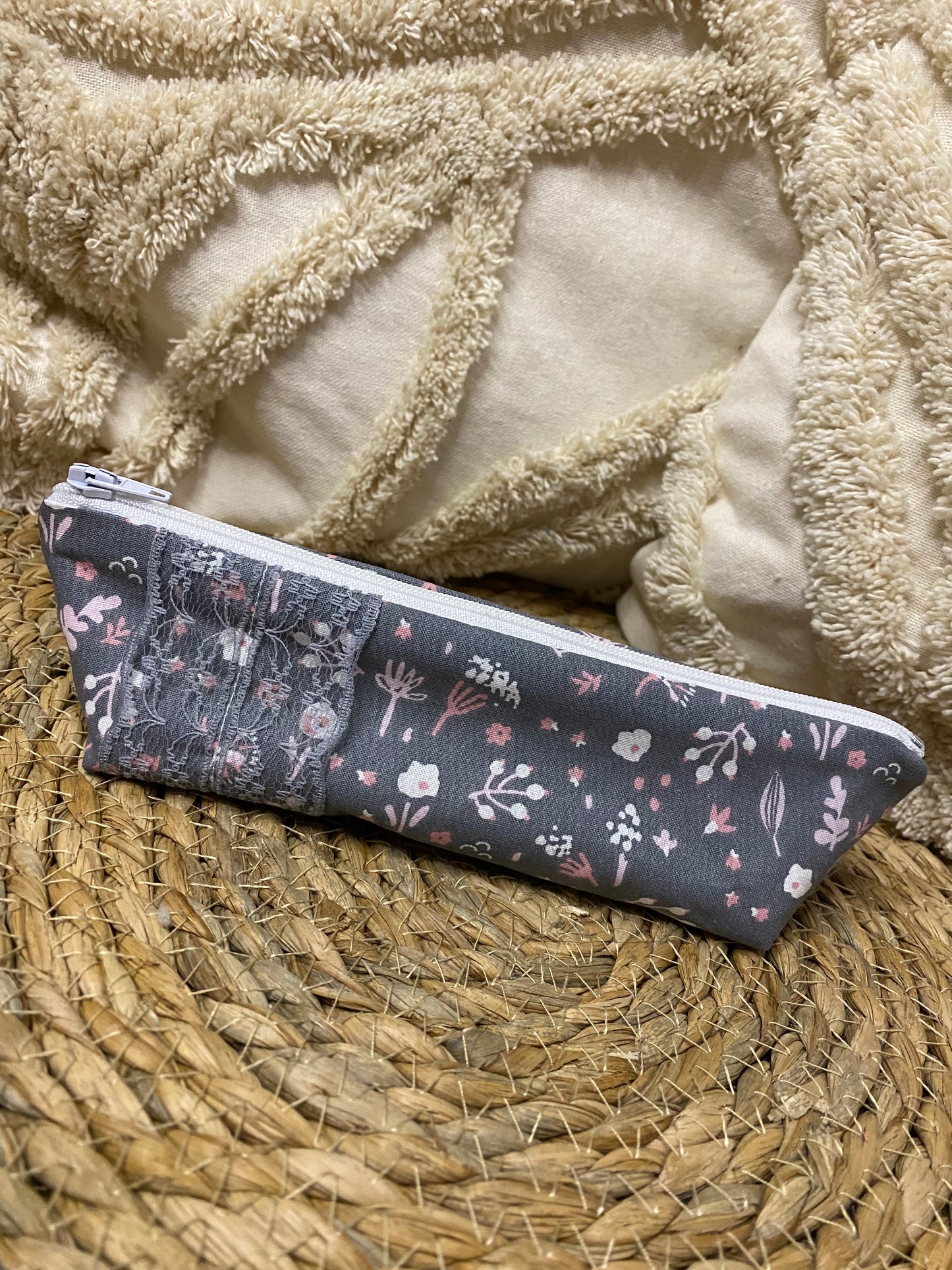 Trousse Olivia - « Fleurs » Grise et Rose