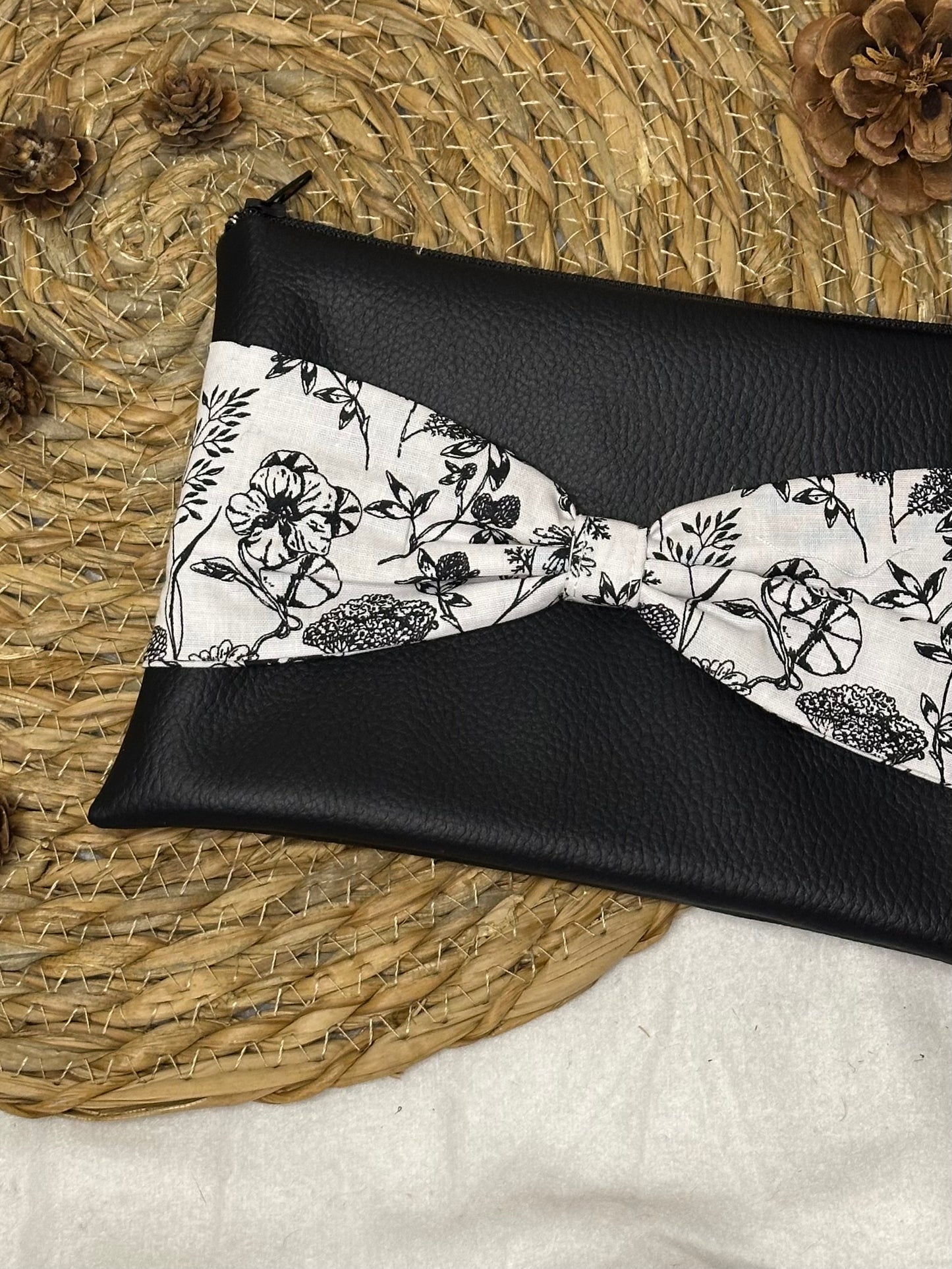 Trousse Anastasia - « Fleurs » Noire