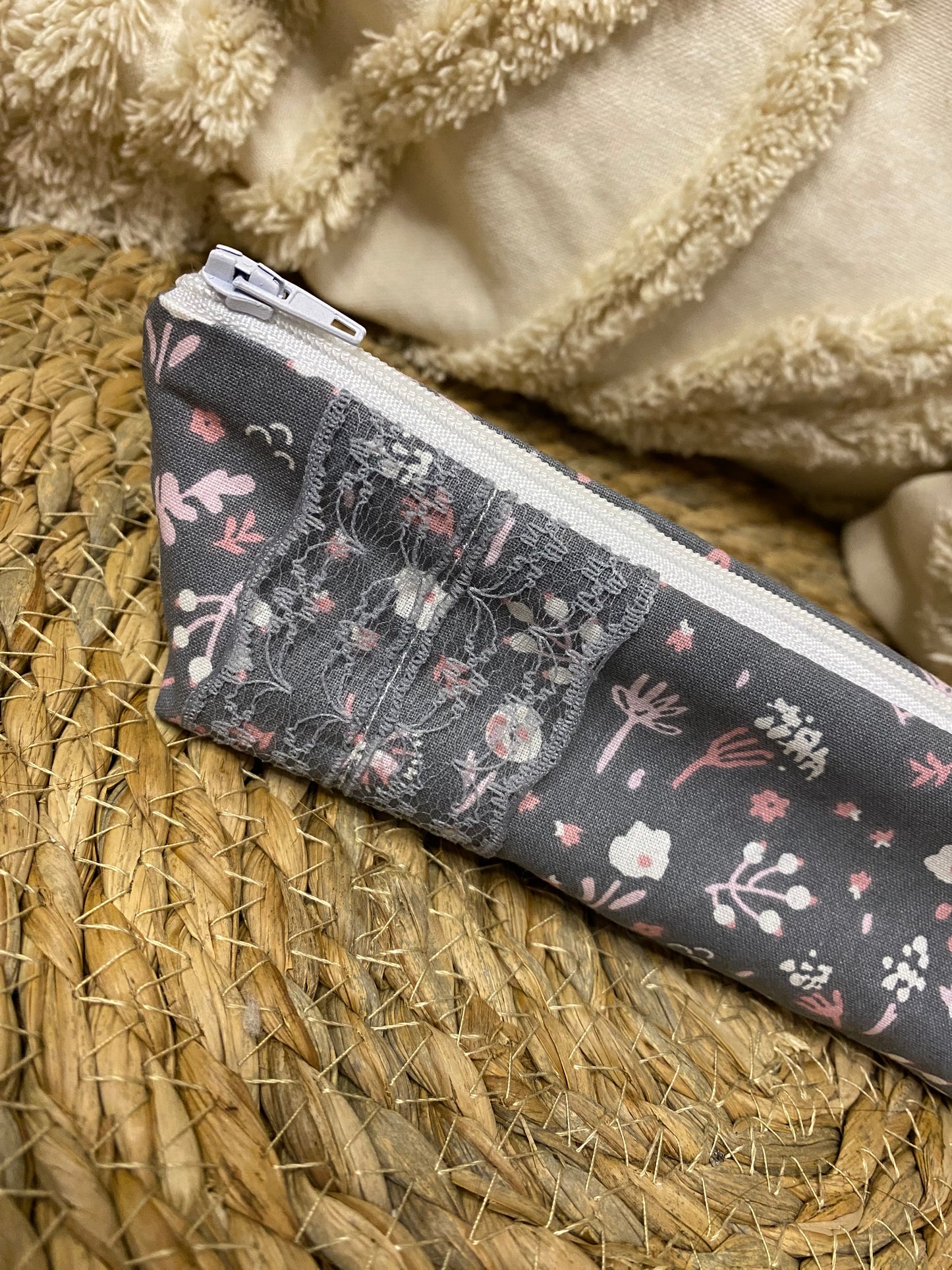 Trousse Olivia - « Fleurs » Grise et Rose