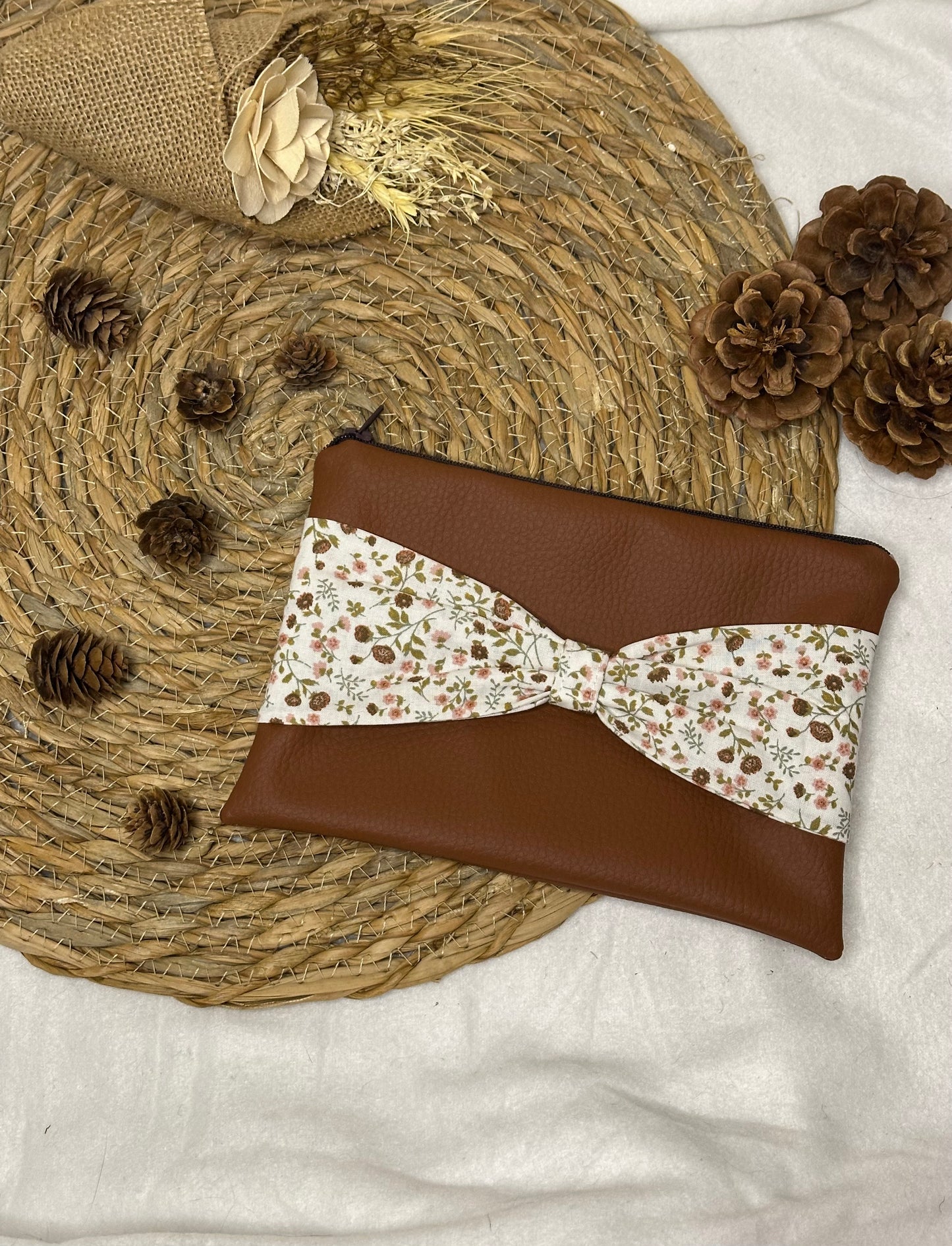 Trousse Anastasia - « Fleurs » Marron