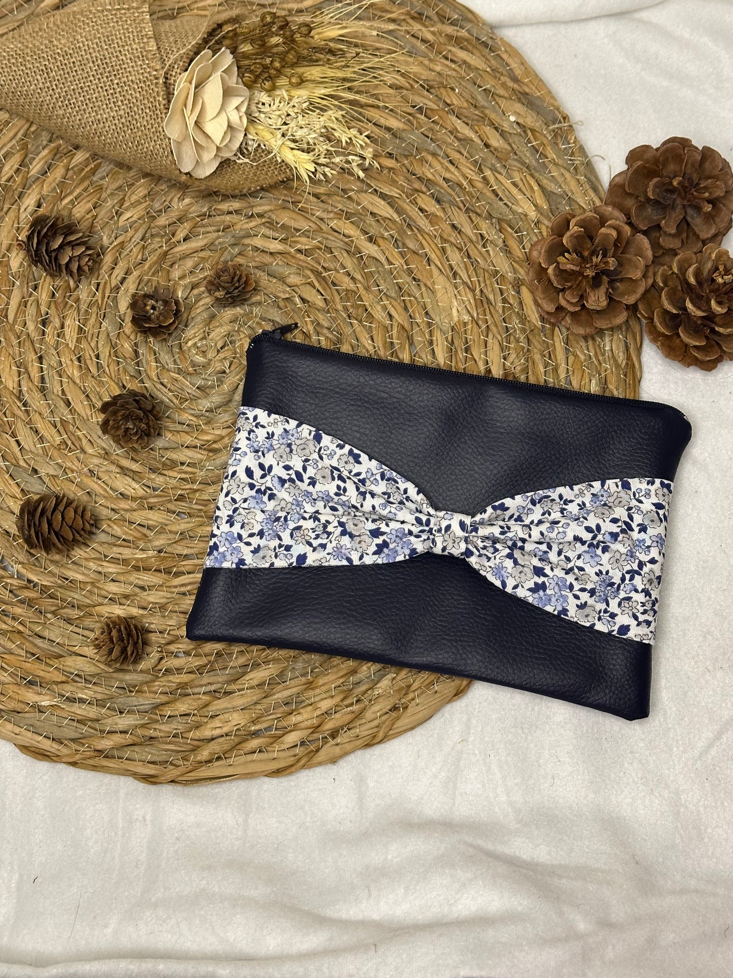 Trousse Anastasia - « Fleurs » Bleue Marine