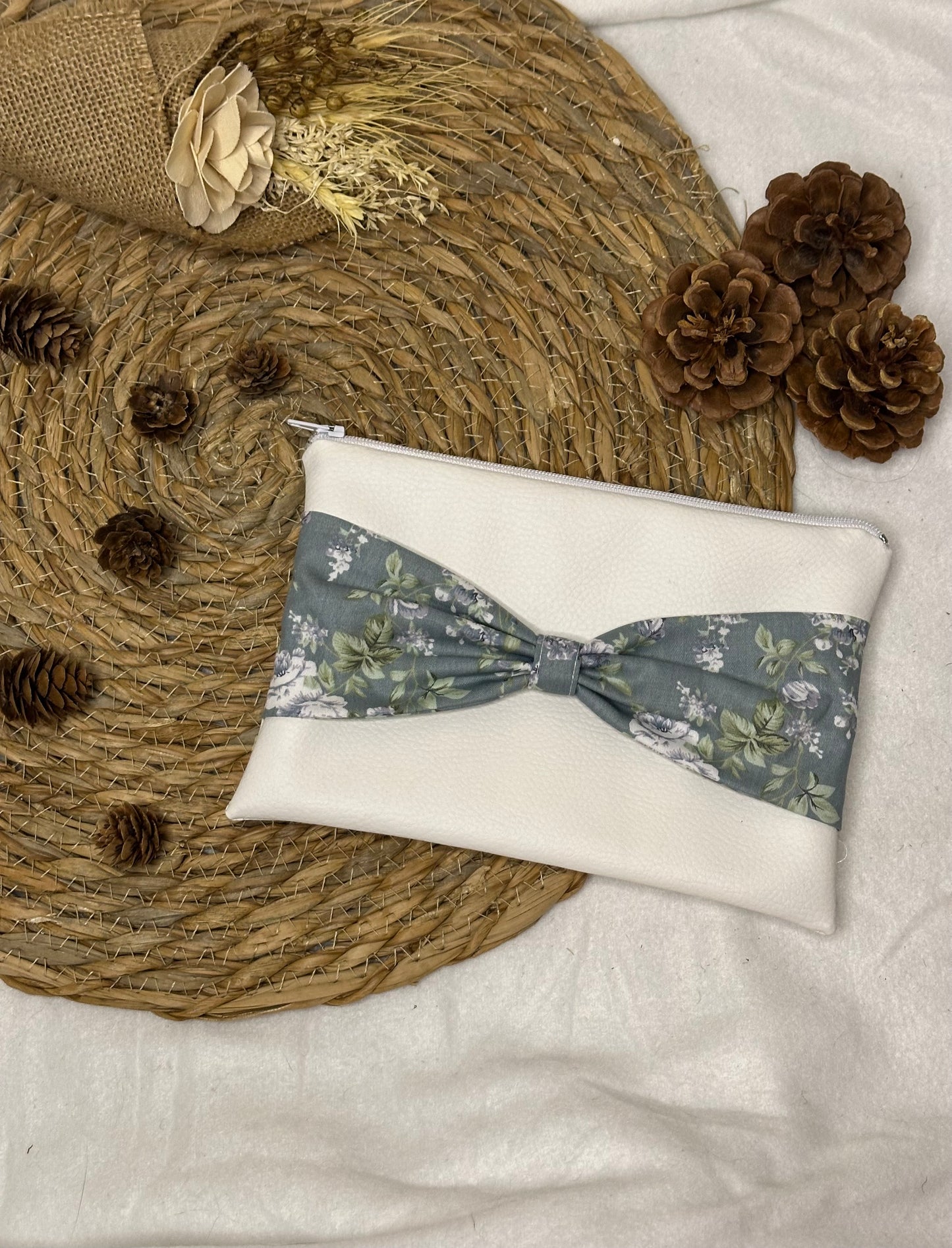 Trousse Anastasia - « Fleurs » Blanche