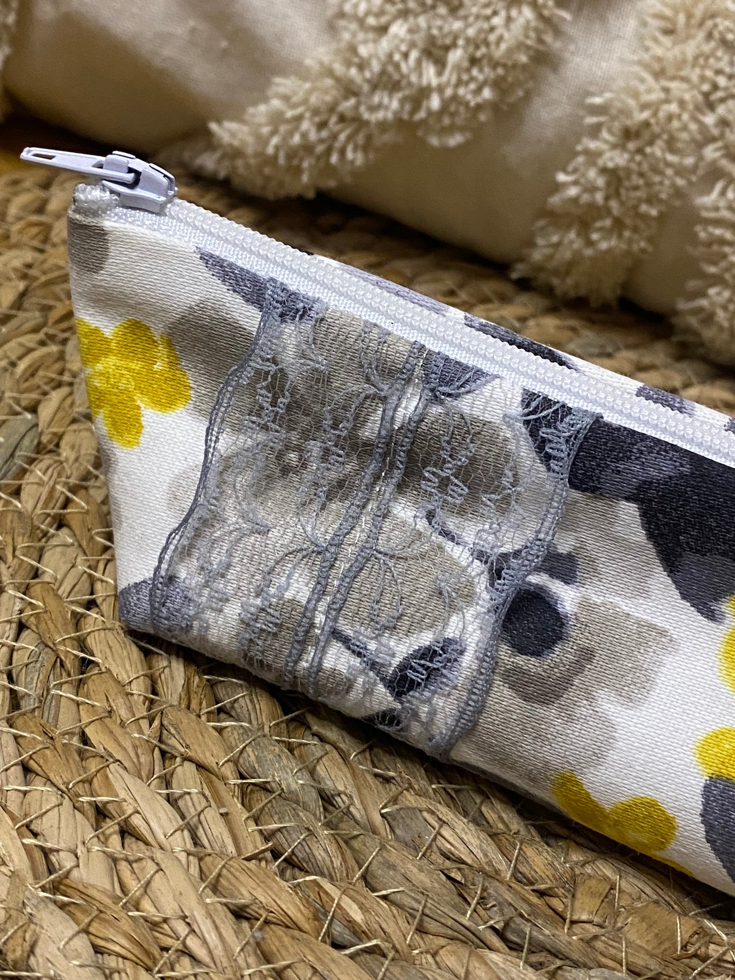 Trousse Olivia - « Fleurs » Grise et Jaune