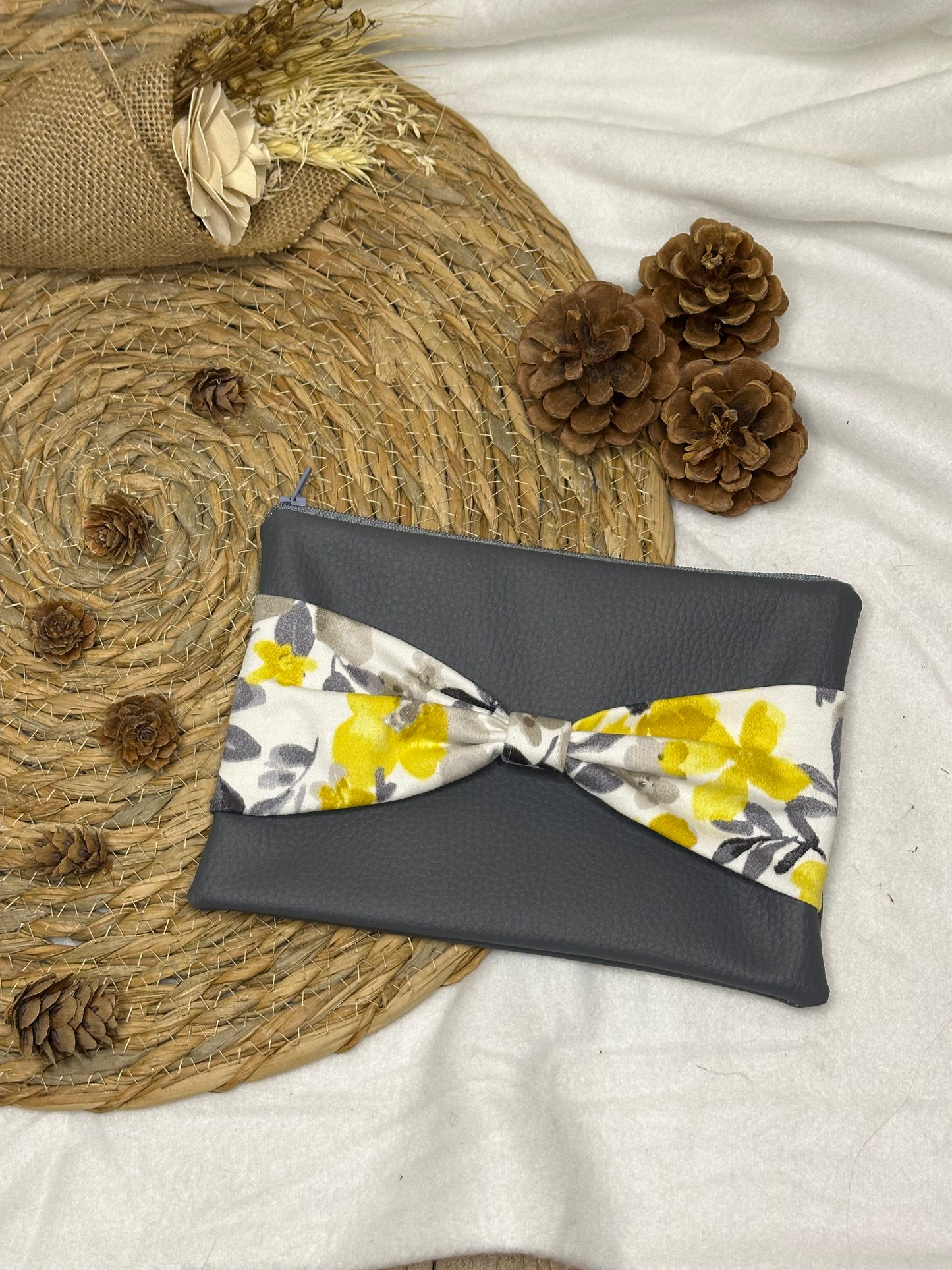 Trousse Anastasia - « Fleurs » Grise