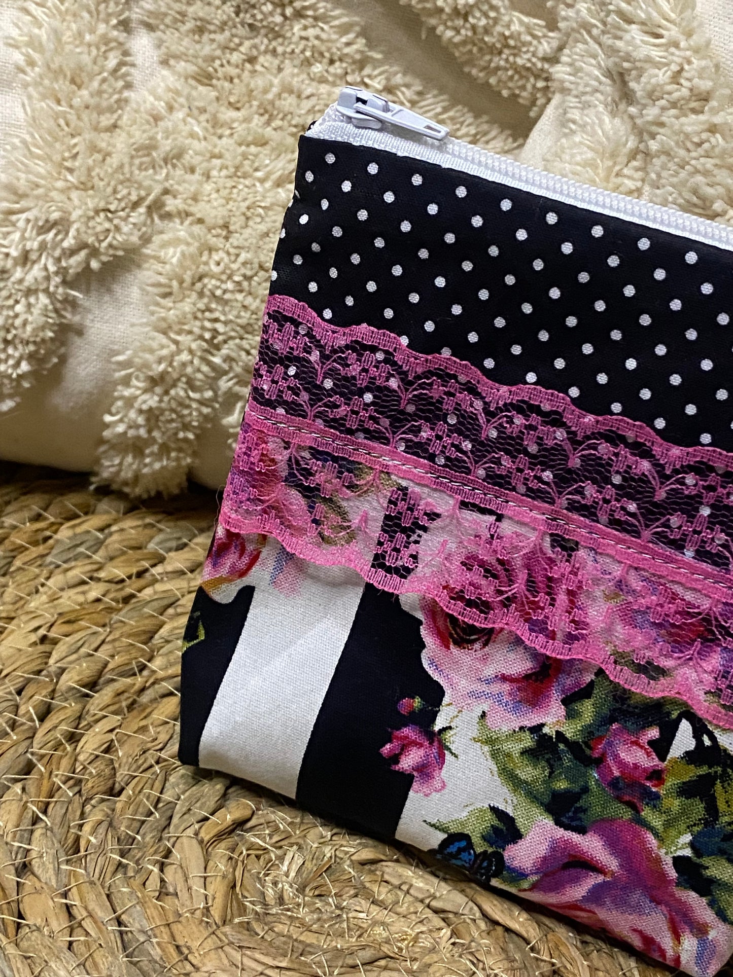 Trousse Ivana - « Fleurs » Noire et Rose