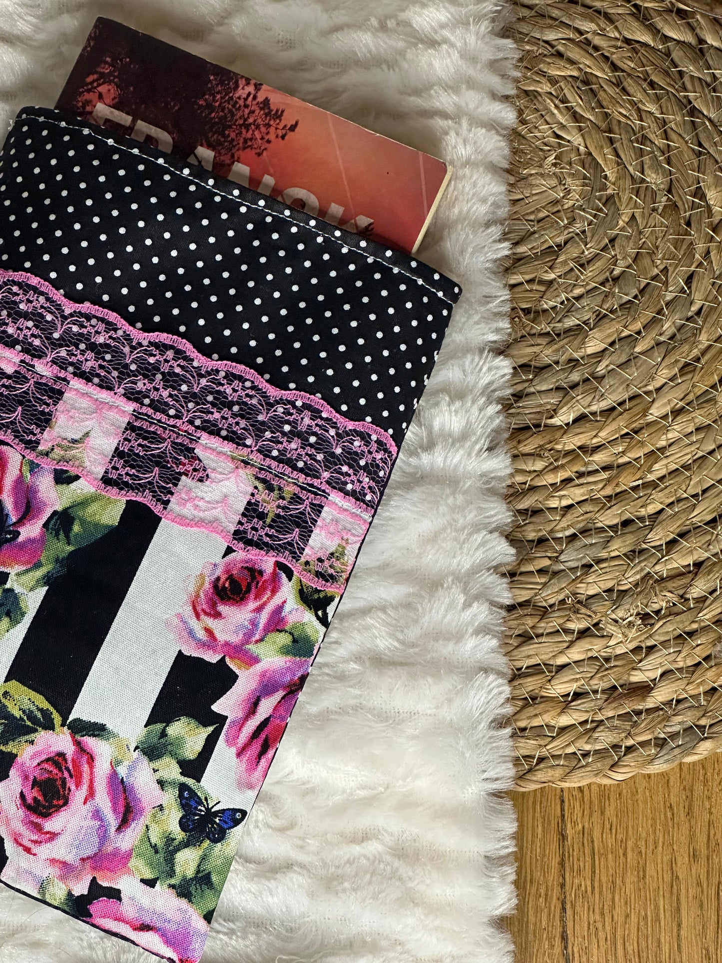 Pochette à livre Adrianna - « Fleurs » Noire et Rose