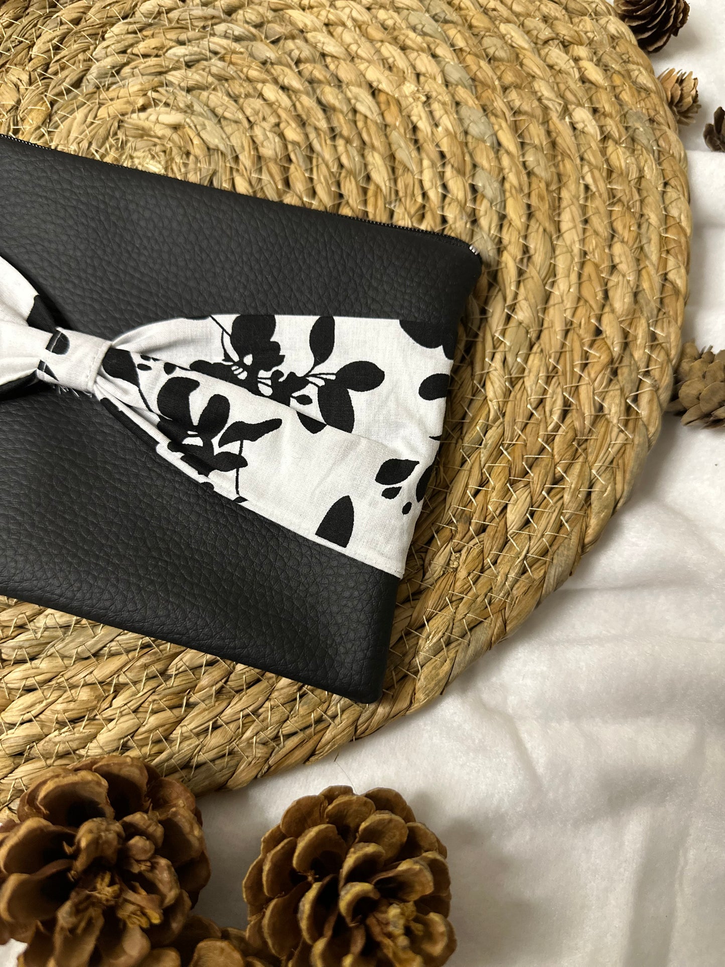 Trousse Anastasia - « Fleurs » Noire