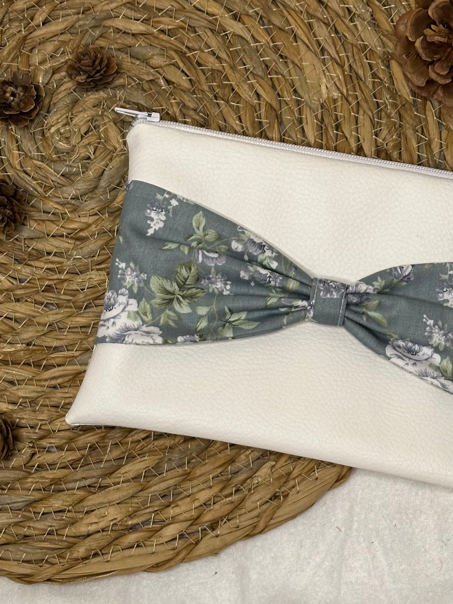 Trousse Anastasia - « Fleurs » Blanche