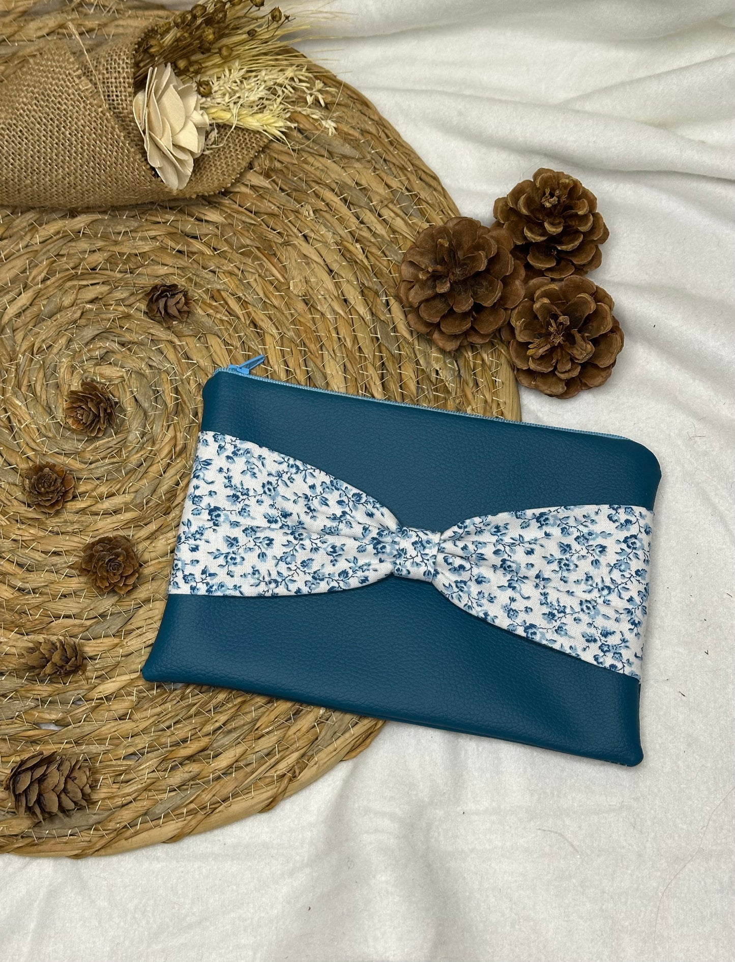 Trousse Anastasia - « Fleurs » Bleue