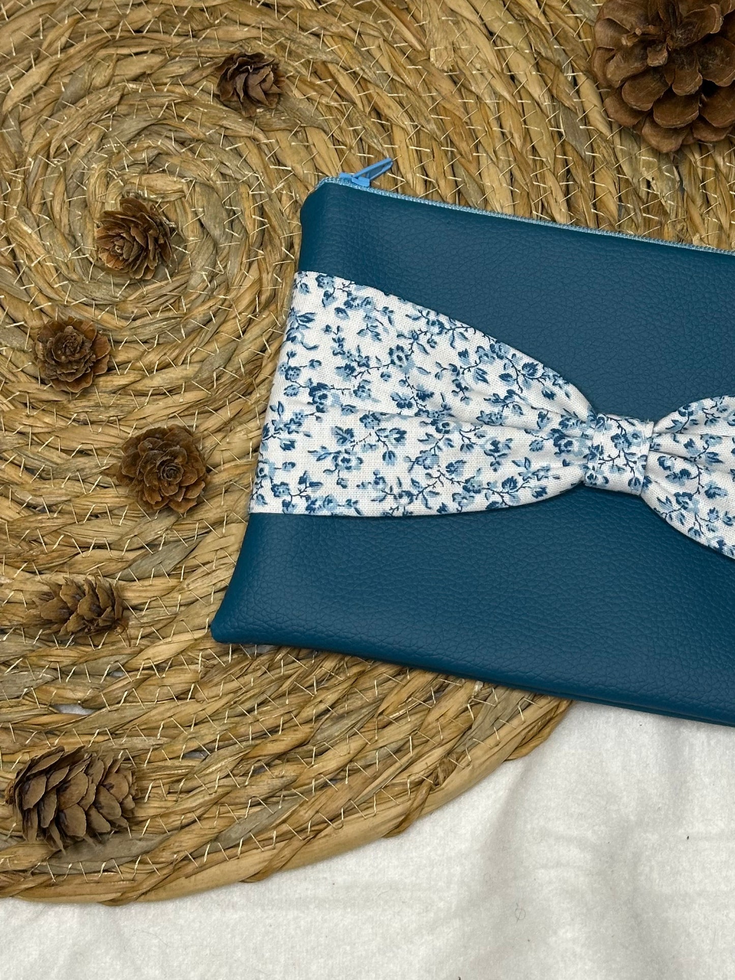 Trousse Anastasia - « Fleurs » Bleue