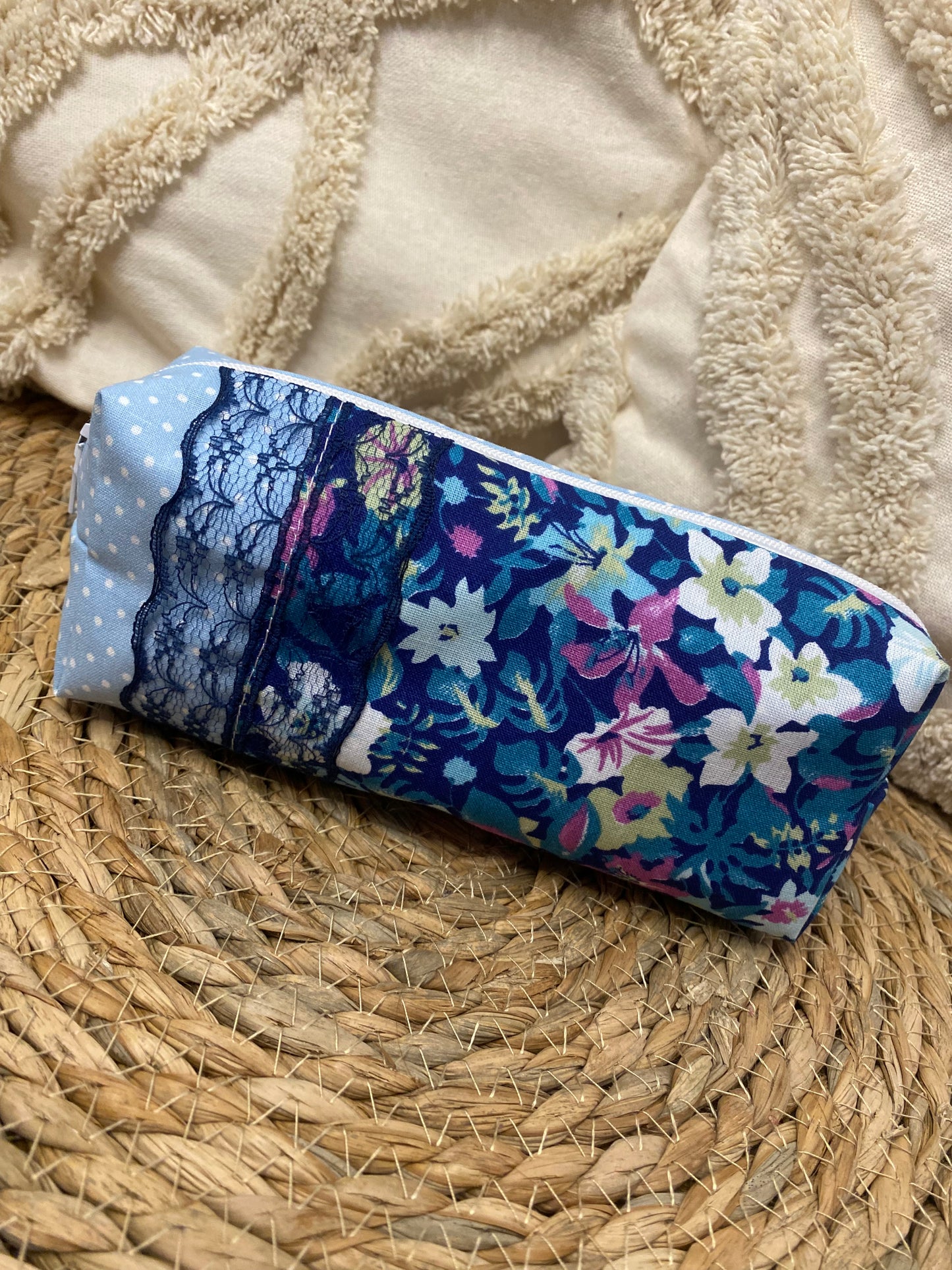 Trousse Serena - « Fleurs » Bleu ciel et Bleu marine