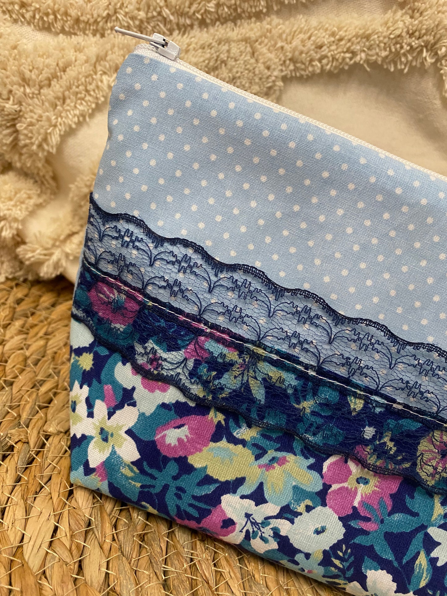 Trousse Amélia - « Fleurs » Bleu ciel et Bleu marine