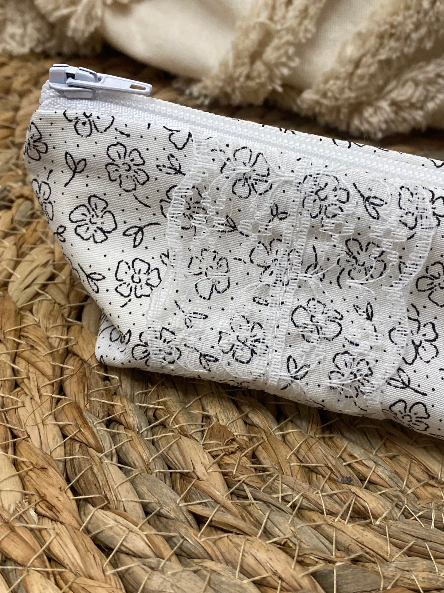 Trousse Olivia - « Fleurs » Noire