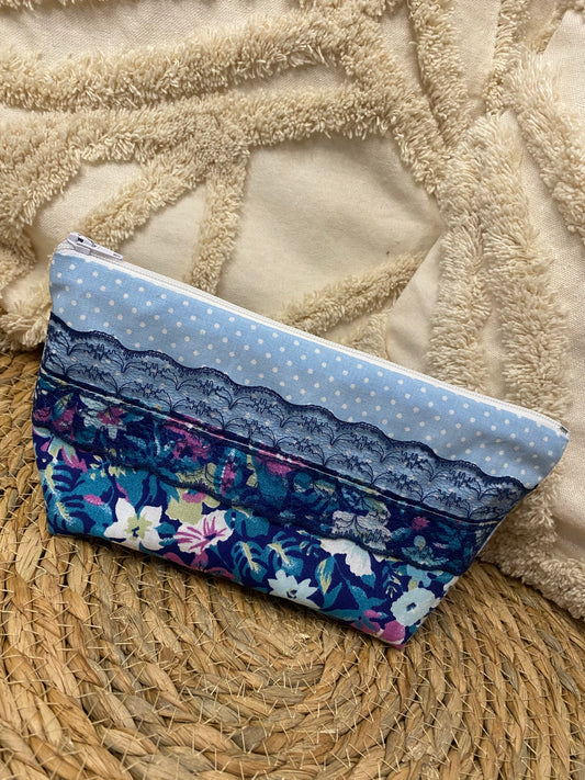 Trousse Virginia - « Fleurs » Bleu ciel et Bleu marine