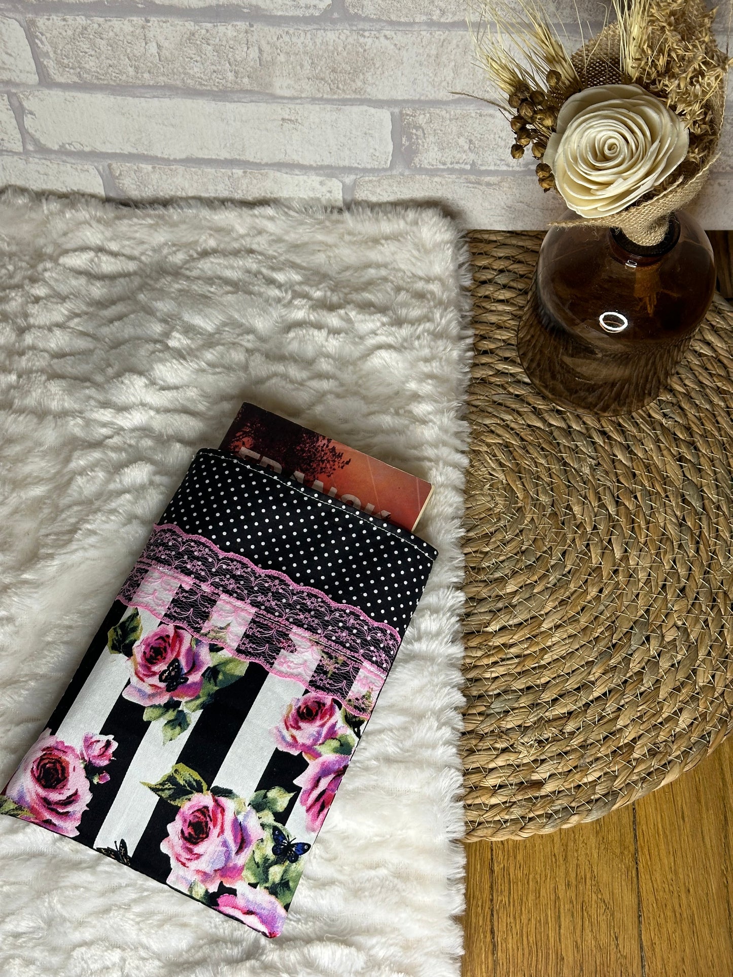 Pochette à livre Adrianna - « Fleurs » Noire et Rose