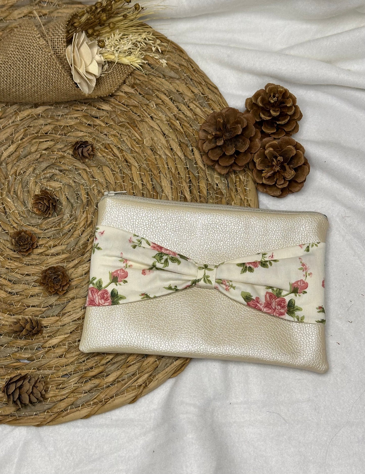 Trousse Anastasia - « Fleurs » Beige