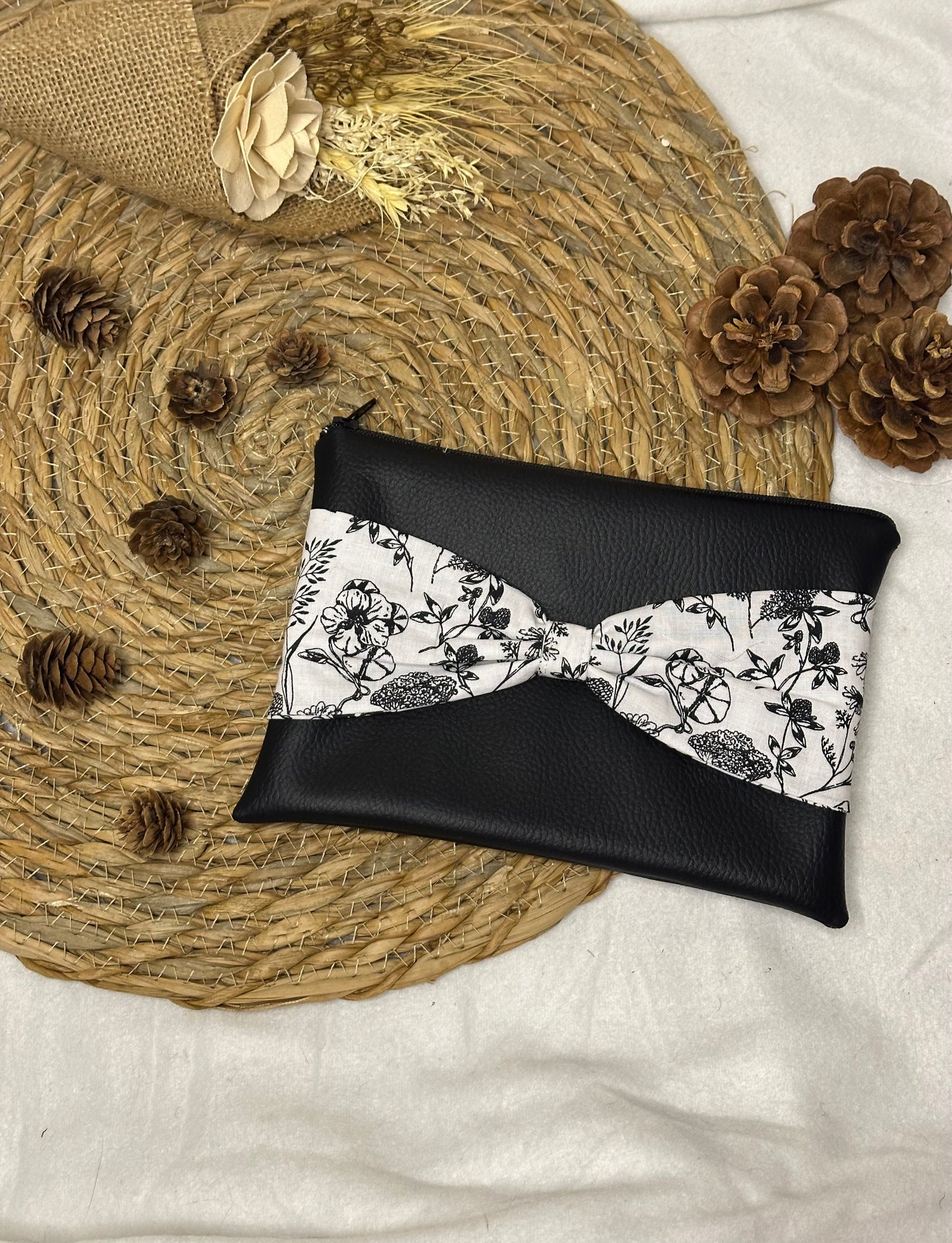 Trousse Anastasia - « Fleurs » Noire