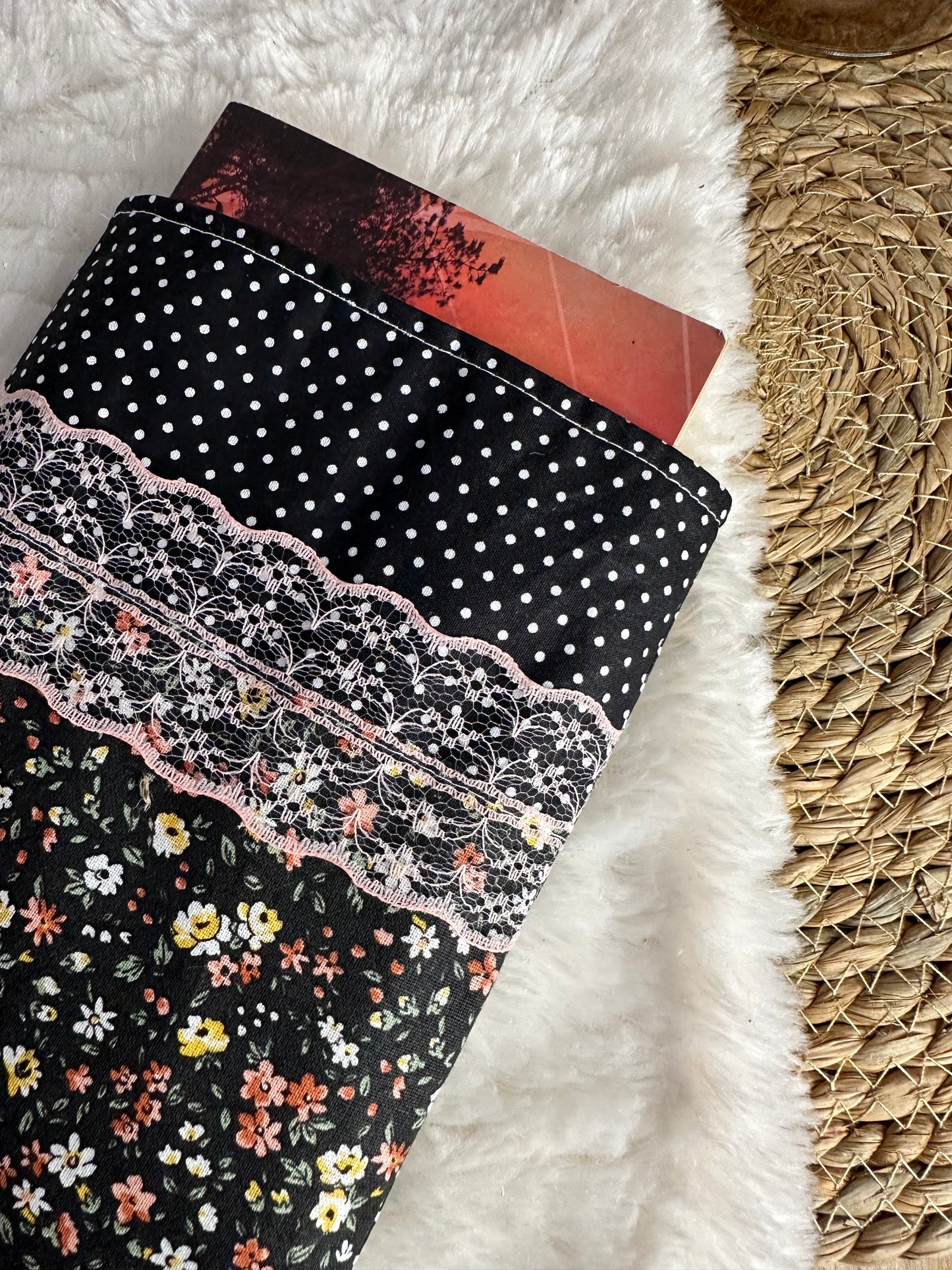 Pochette à livre Adrianna - « Fleurs » Noire et Rose