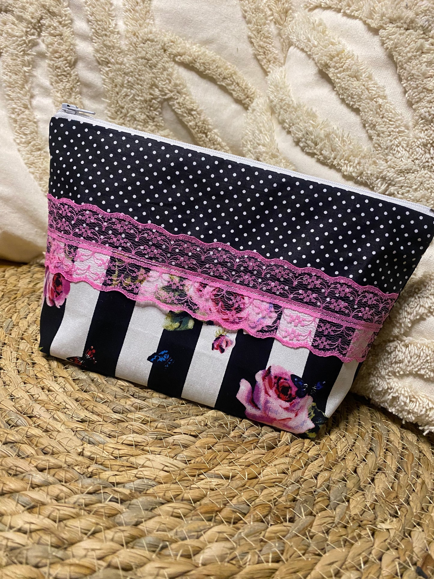 Trousse Amélia - « Fleurs » Noire et Rose