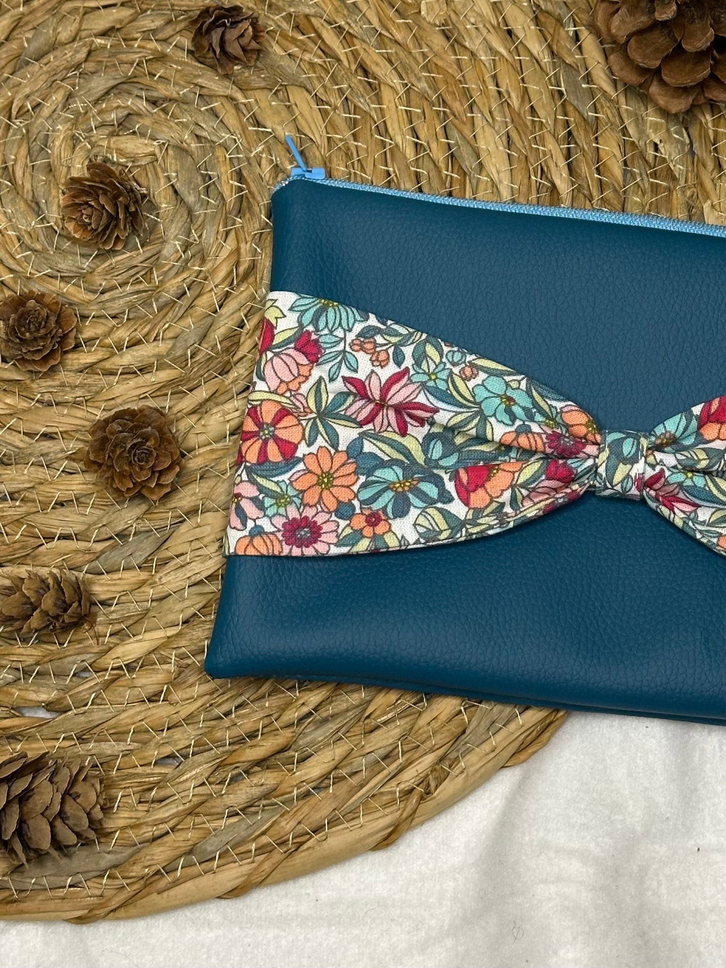 Trousse Anastasia - « Fleurs » Bleue