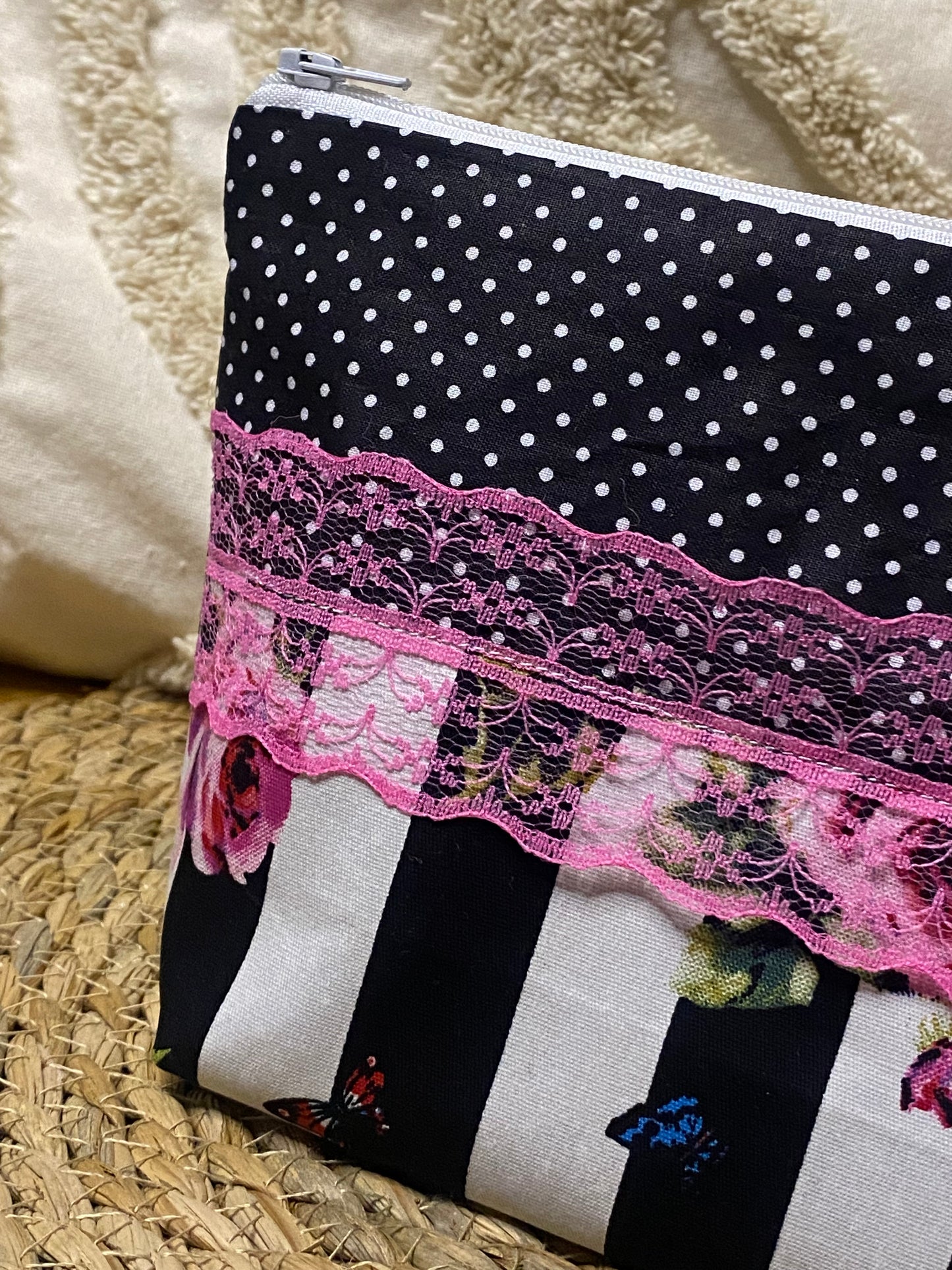 Trousse Amélia - « Fleurs » Noire et Rose