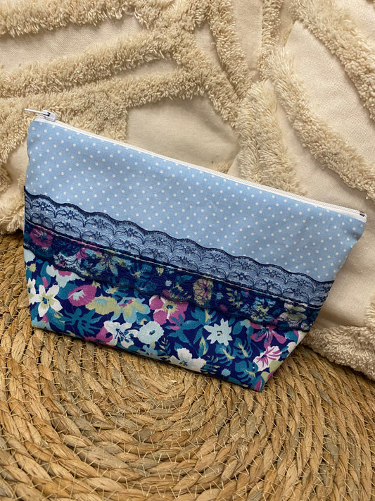 Trousse Amélia - « Fleurs » Bleu ciel et Bleu marine