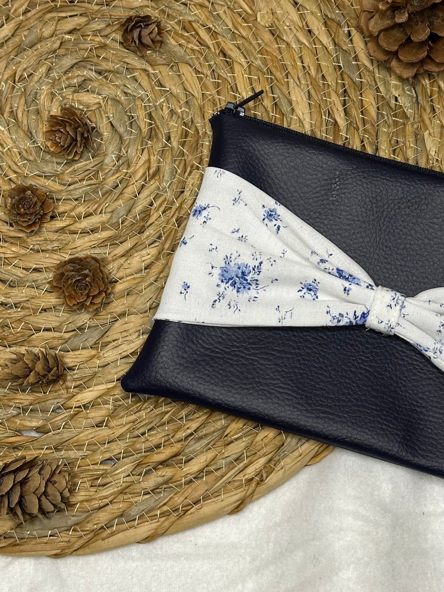 Trousse Anastasia - « Fleurs » Bleue Marine