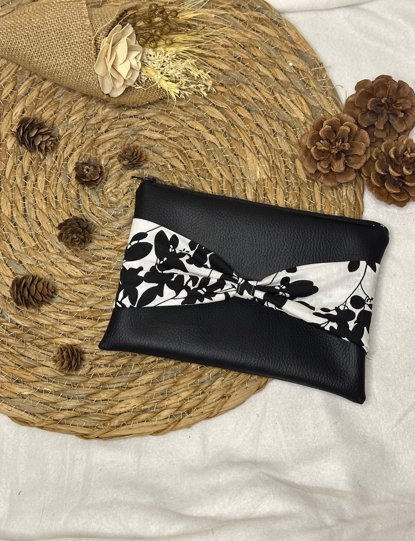 Trousse Anastasia - « Fleurs » Noire