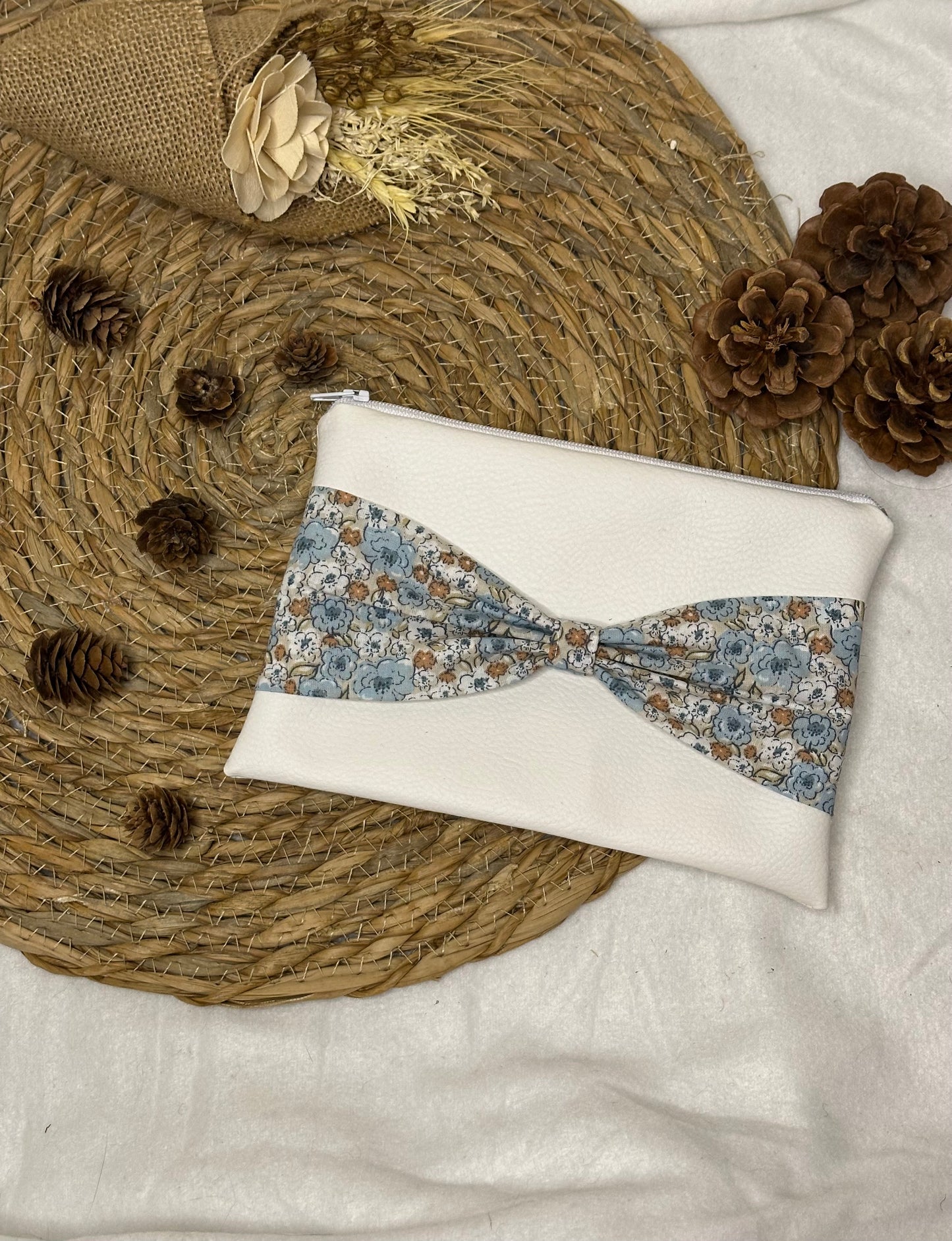 Trousse Anastasia - « Fleurs » Blanche